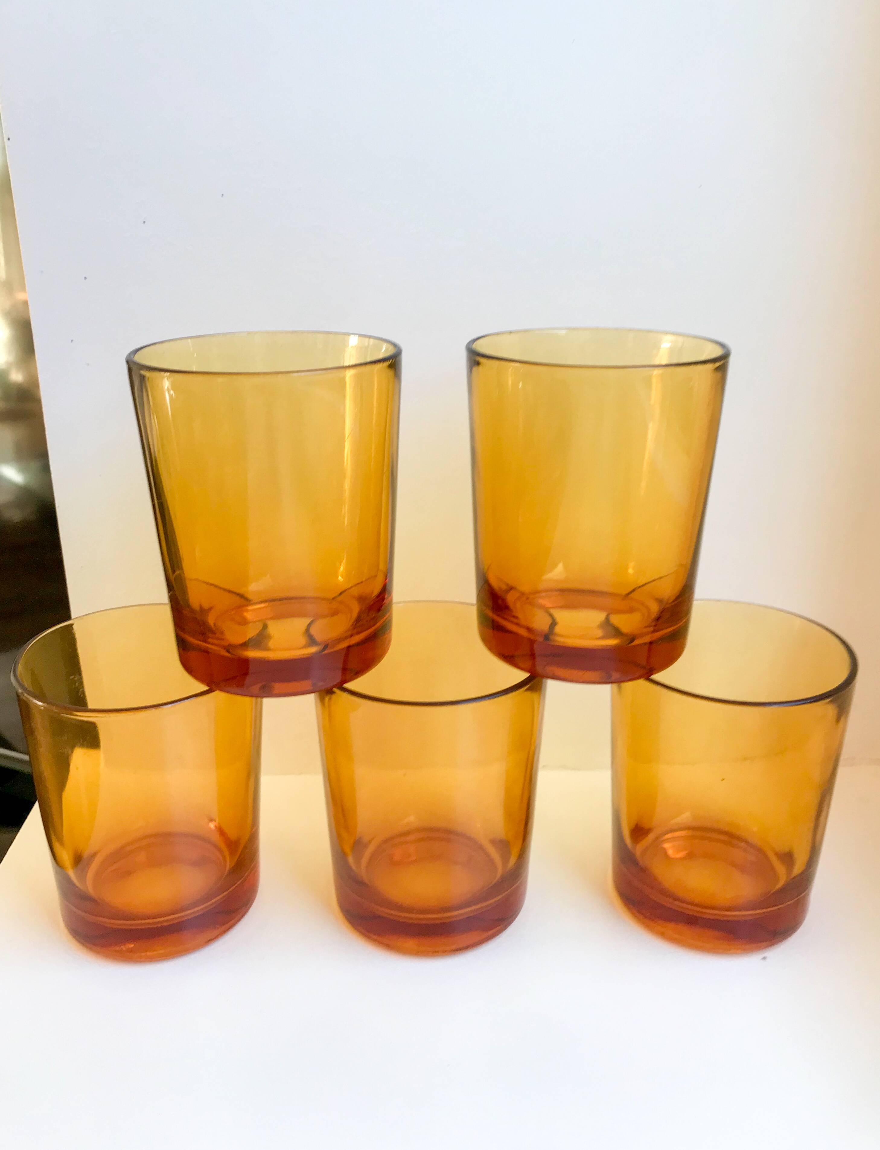Lot de 5 grands verres à eau ambrés années 70