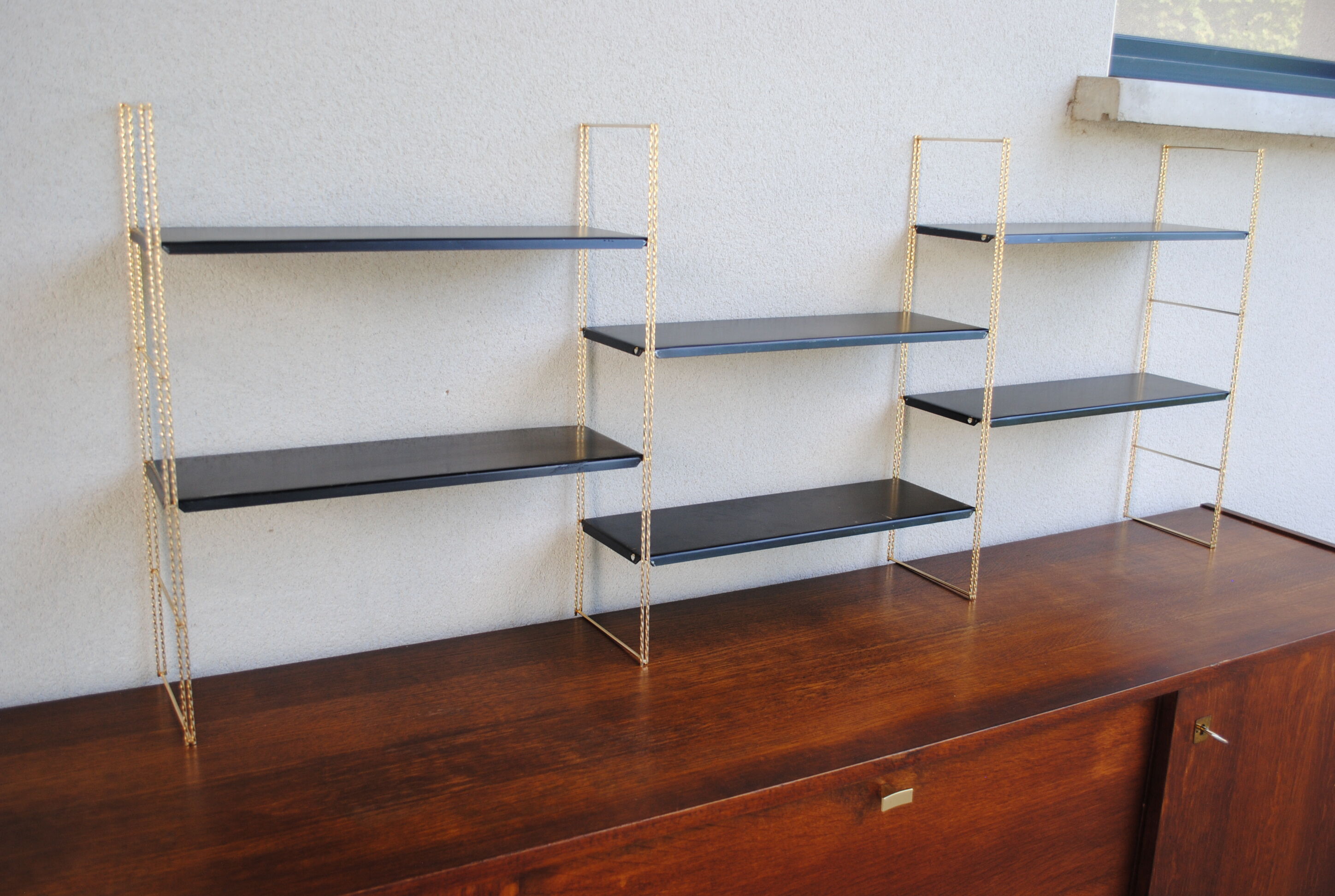 Shelf wall metal string