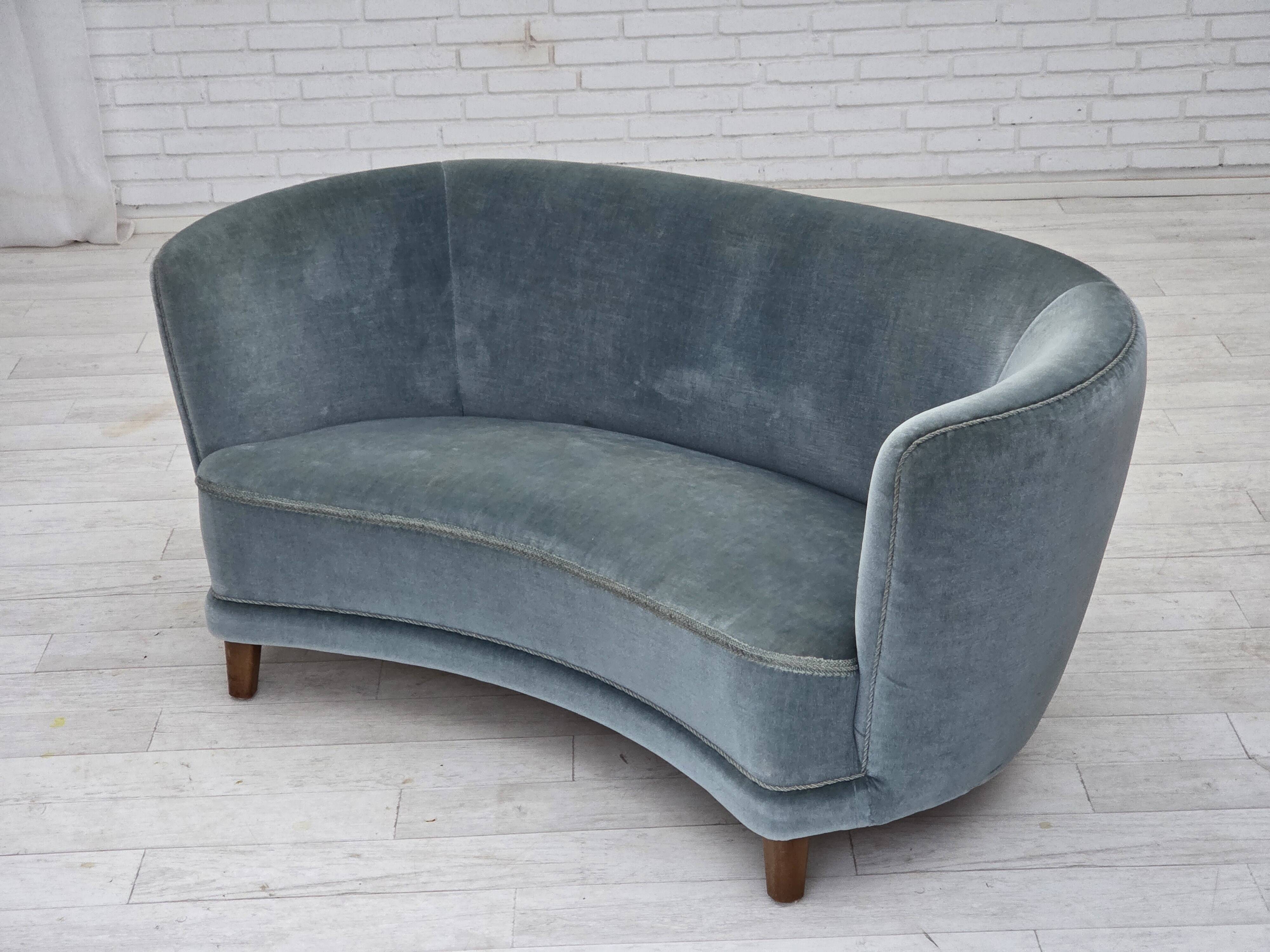 Canapé 2 places incurvé danois des années 1970, revêtement en velours bleu.