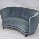 Canapé 2 places incurvé danois des années 1970, revêtement en velours bleu.