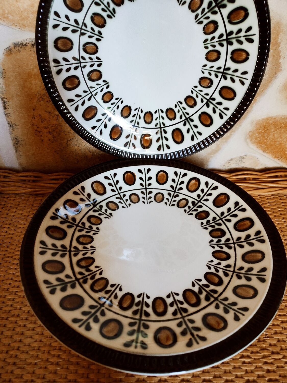 6 walnut model flat plates by Boch