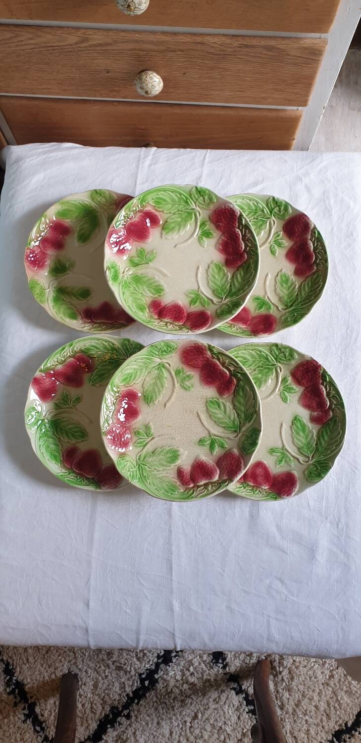 Six assiettes en barbotine décor fraises