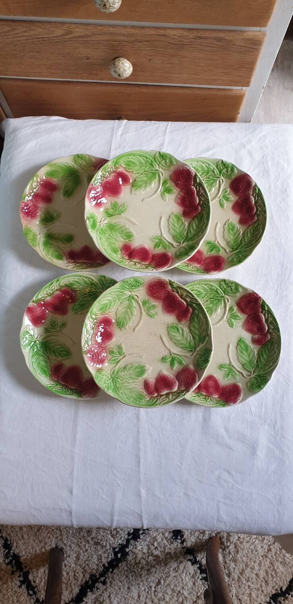 Six assiettes en barbotine décor fraises