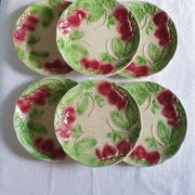 Six assiettes en barbotine décor fraises