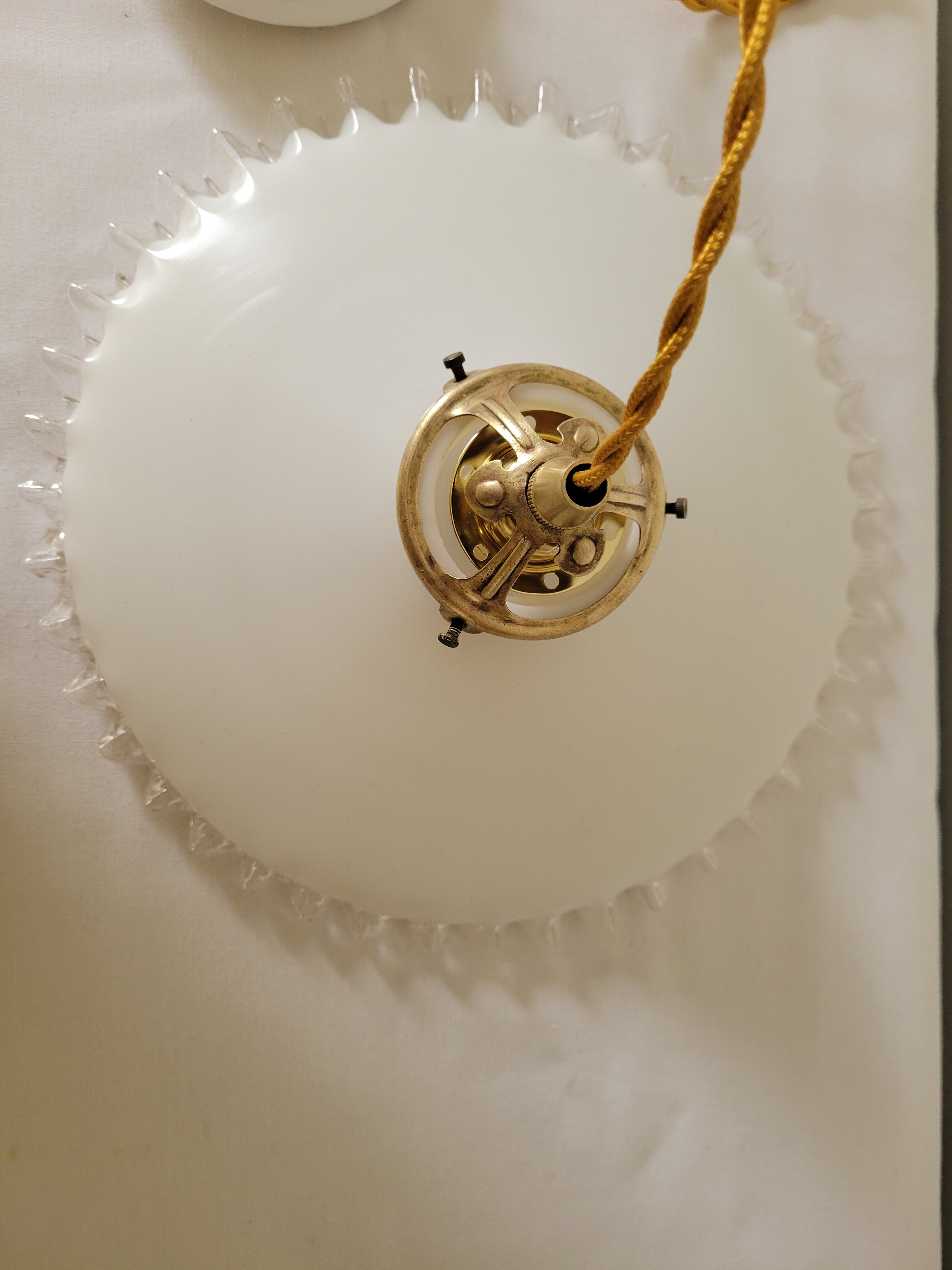 Serrated opaline suspension