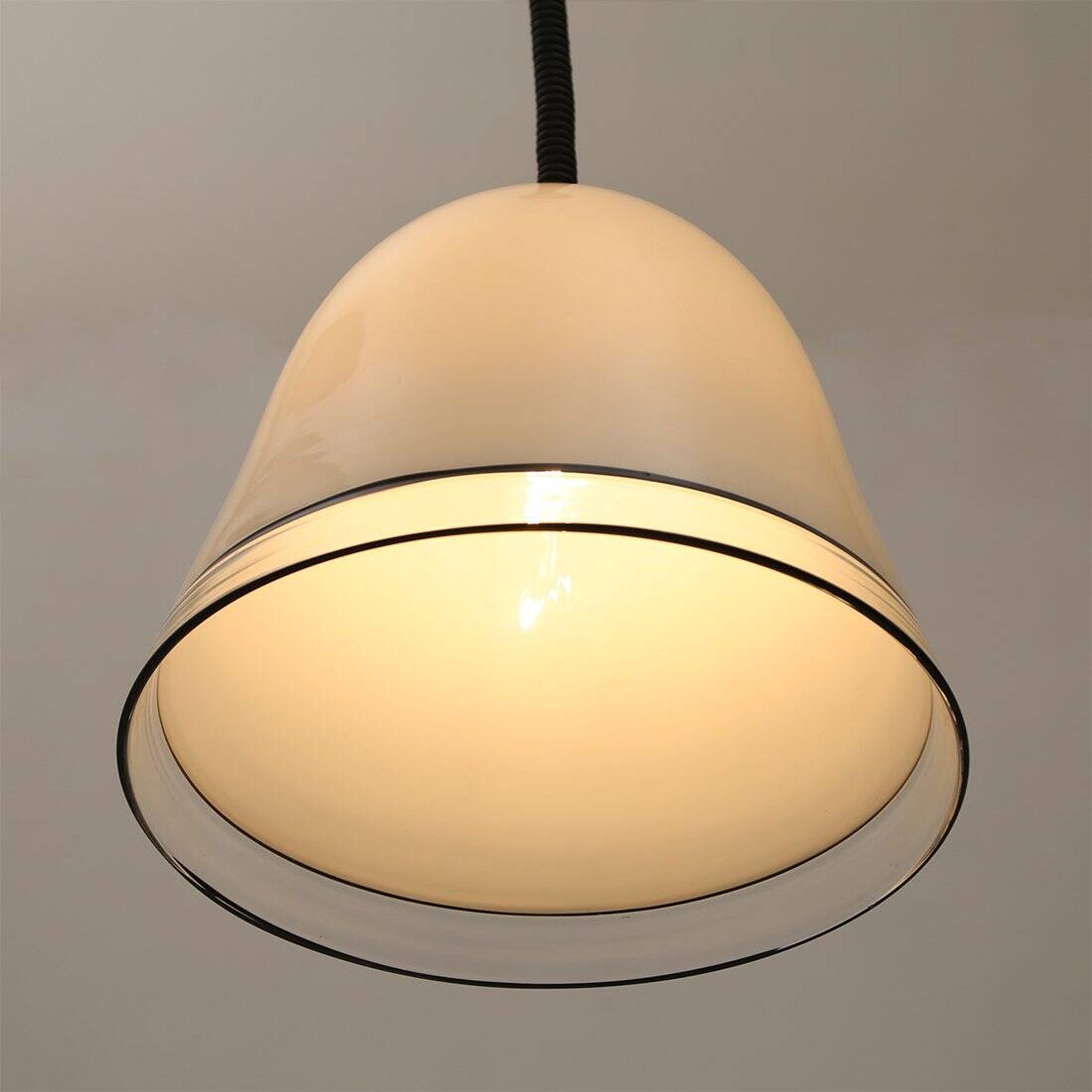 Plafonnier en verre blanc avec bords noirs, années 1970