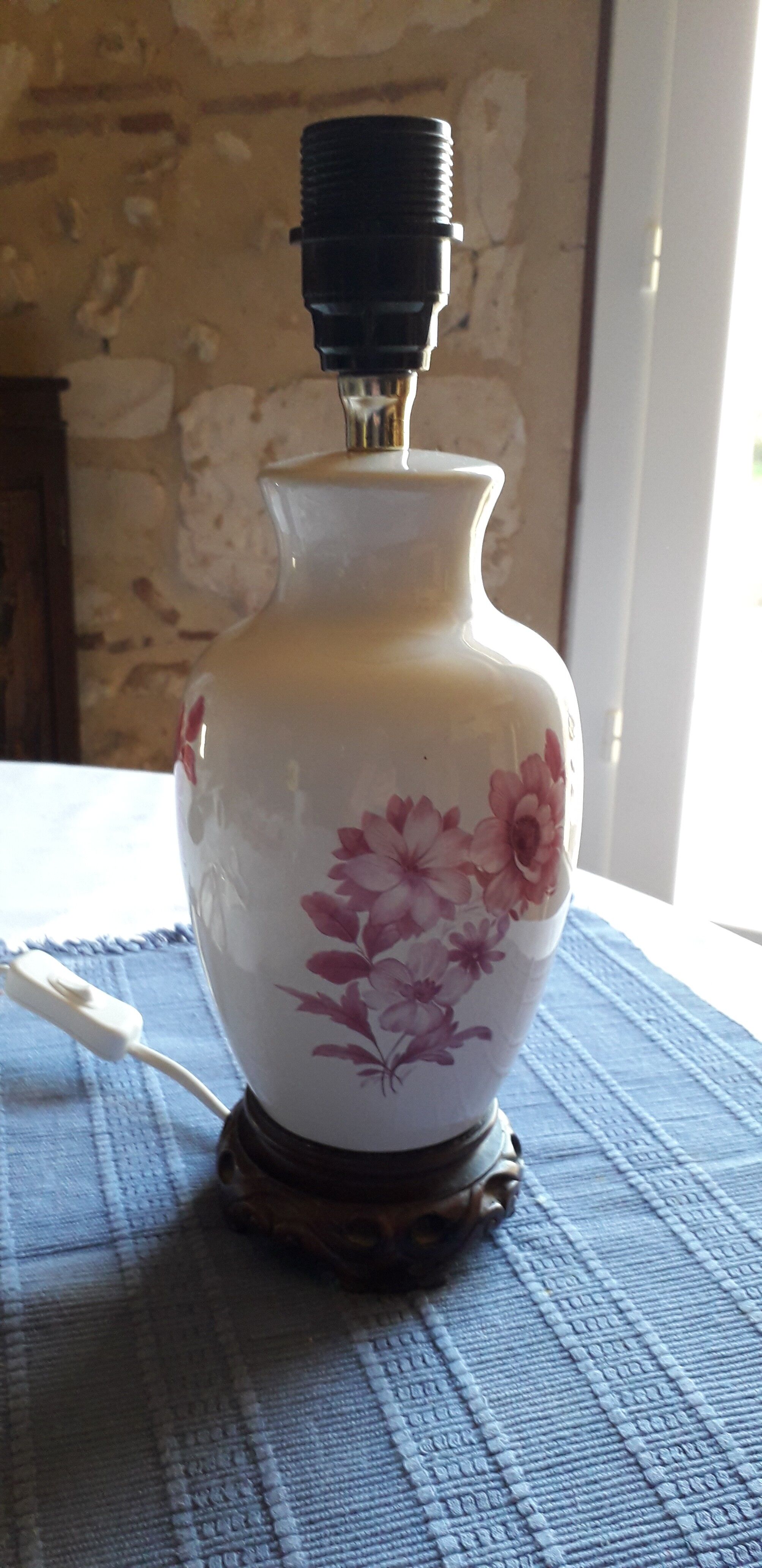 White porcelain lamp with Chinese style floral decoration