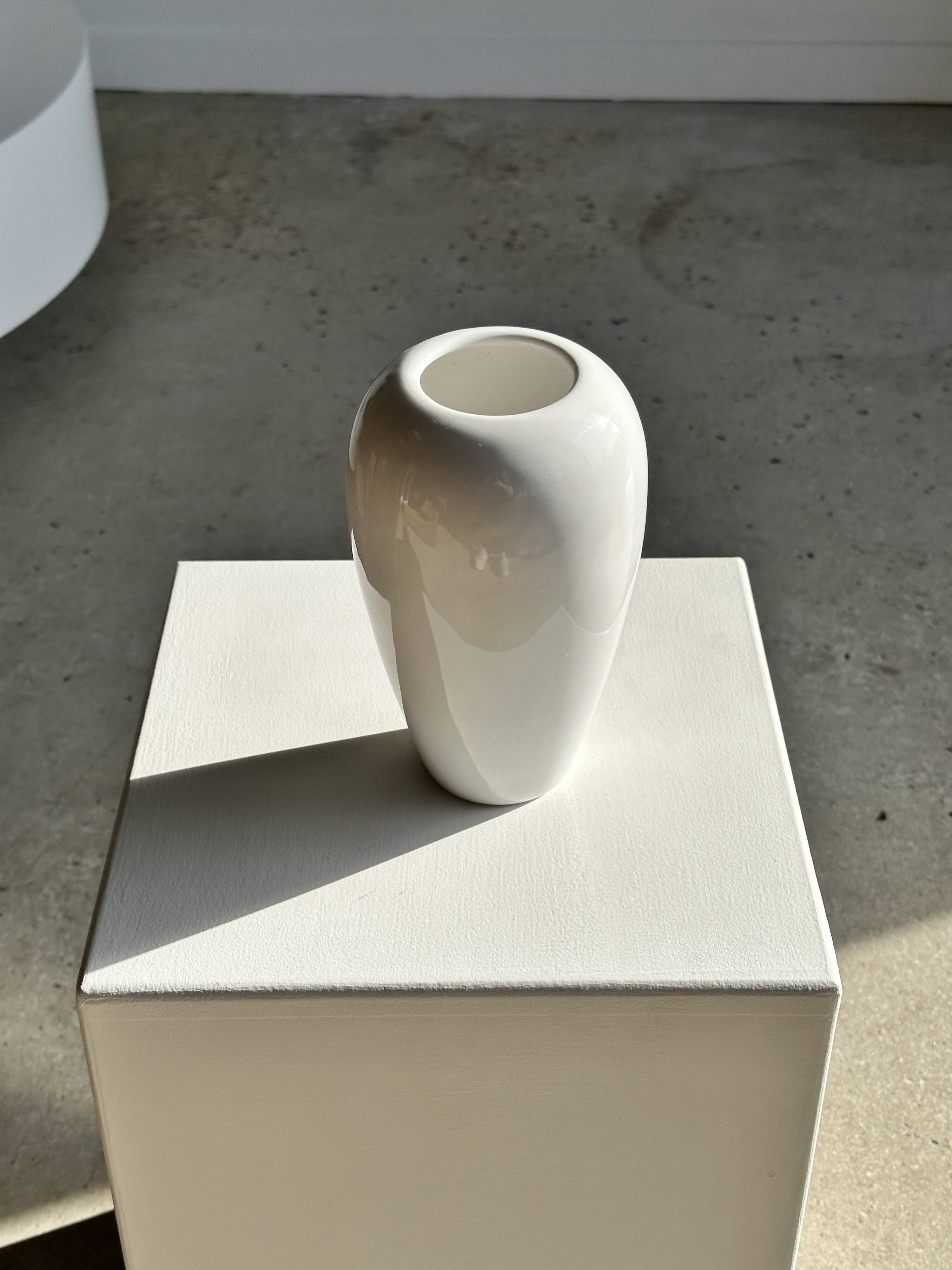 Oblong white vase H:20cm