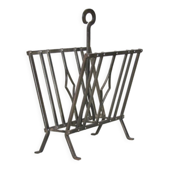 Metal magazine rack