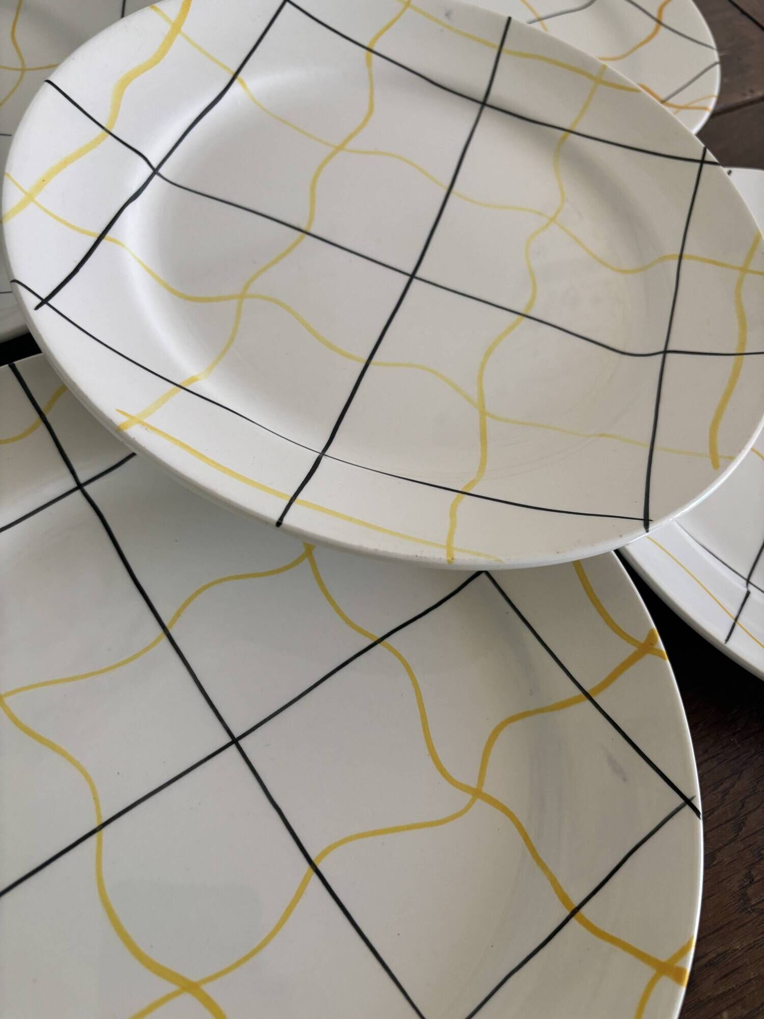 Vintage Longchamp France service – 18 graphic plates from the 1950s.