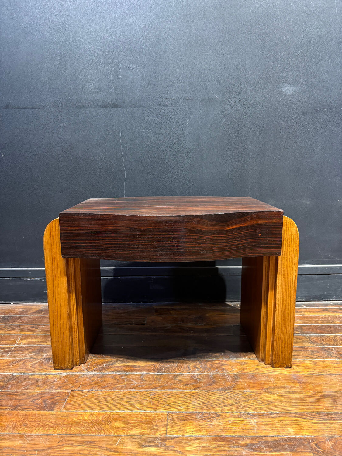 Solid wood side table – Vintage charm and timeless elegance