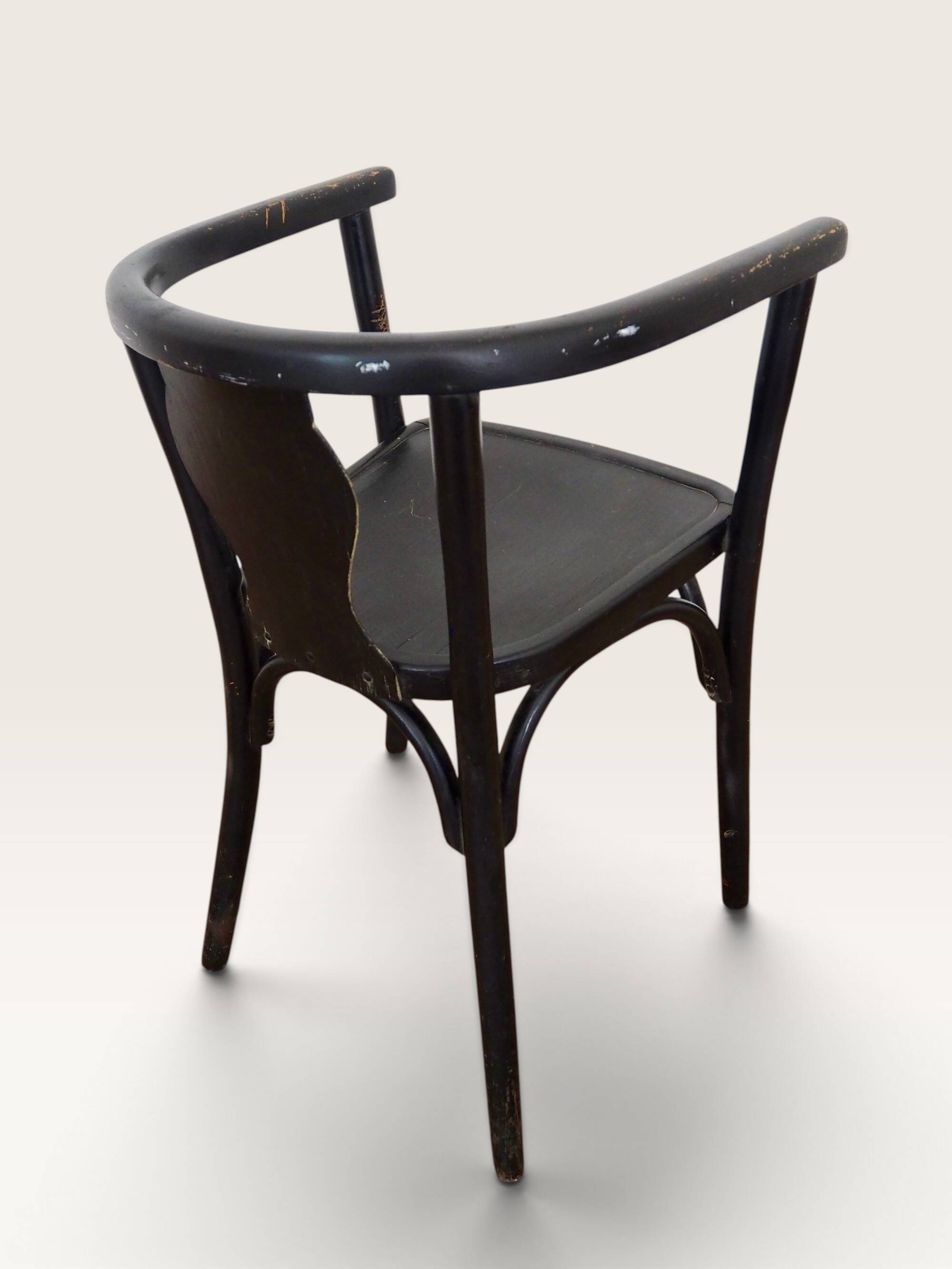 Curved black lacquered wooden armchair in Thonet style