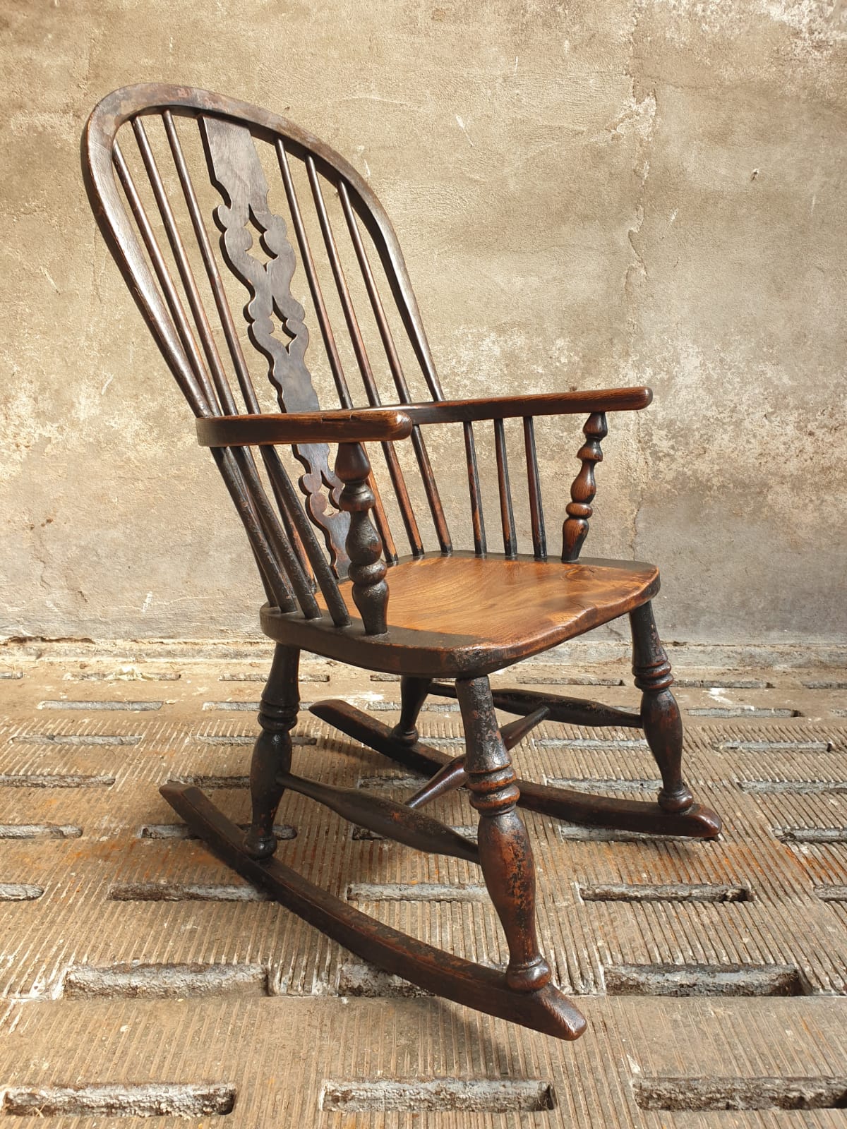 Antique rocking chair Windsor 1840