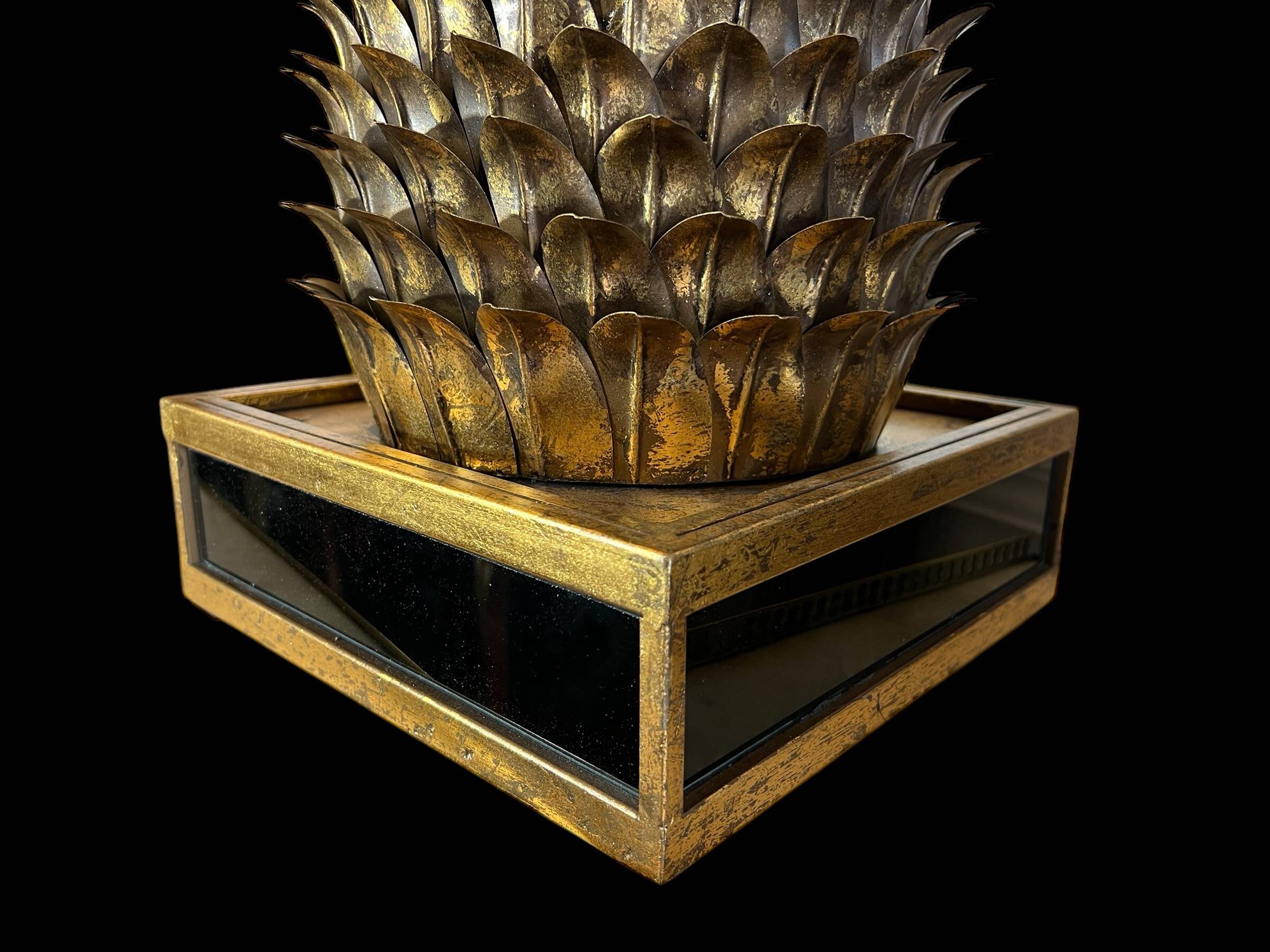 Pineapple-shaped lamp. in the "jansen of the 70s" style in metal.