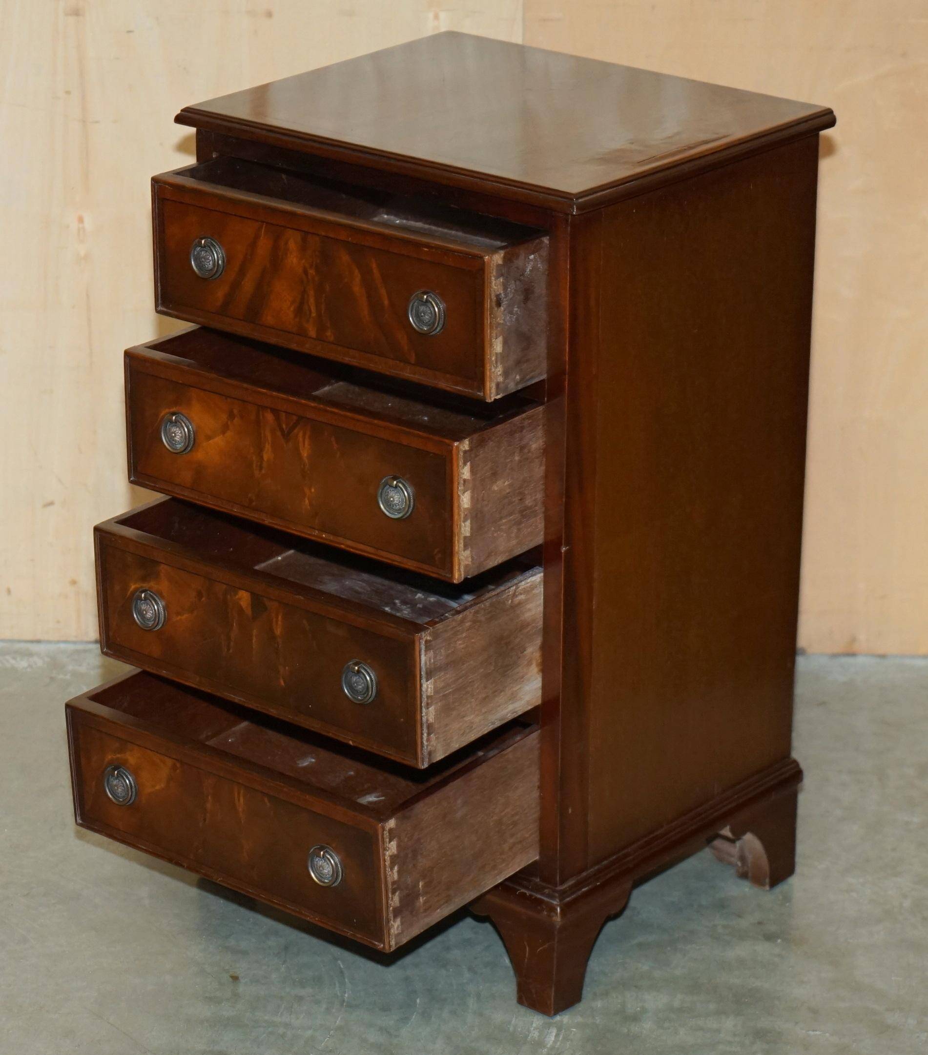 Paire de commodes françaises en bois dur flammé poli