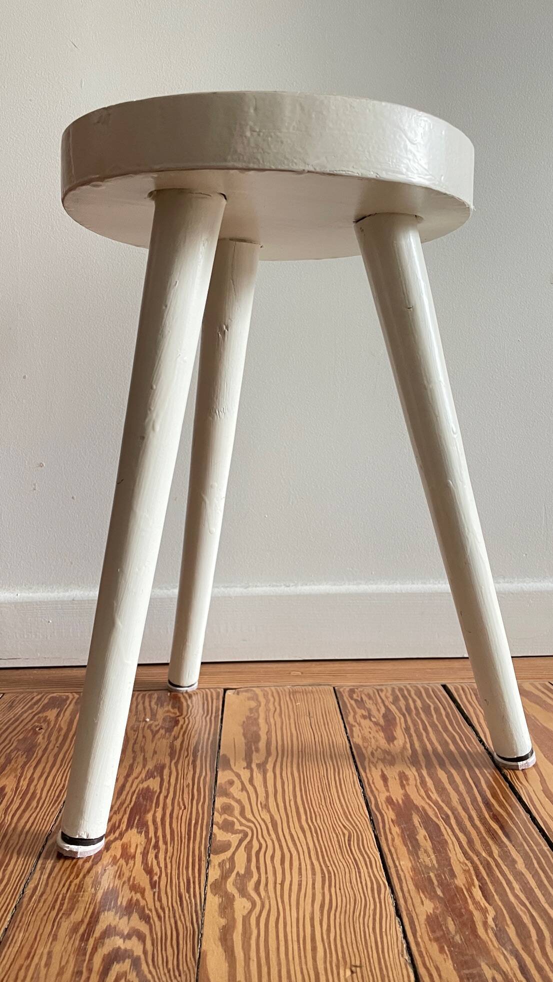Tabouret tripode bois blanc vintage