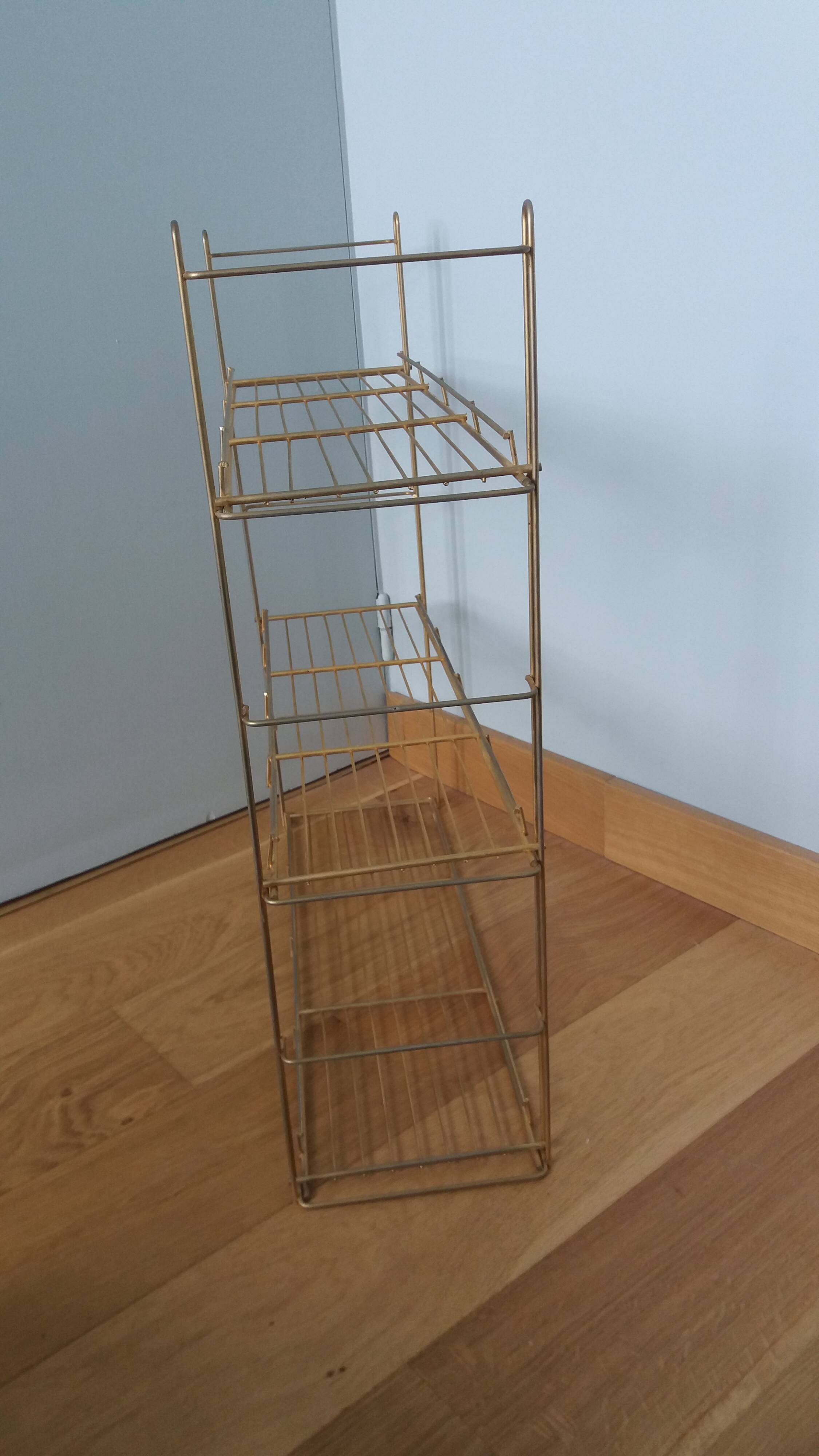 String shelf in golden metal wires