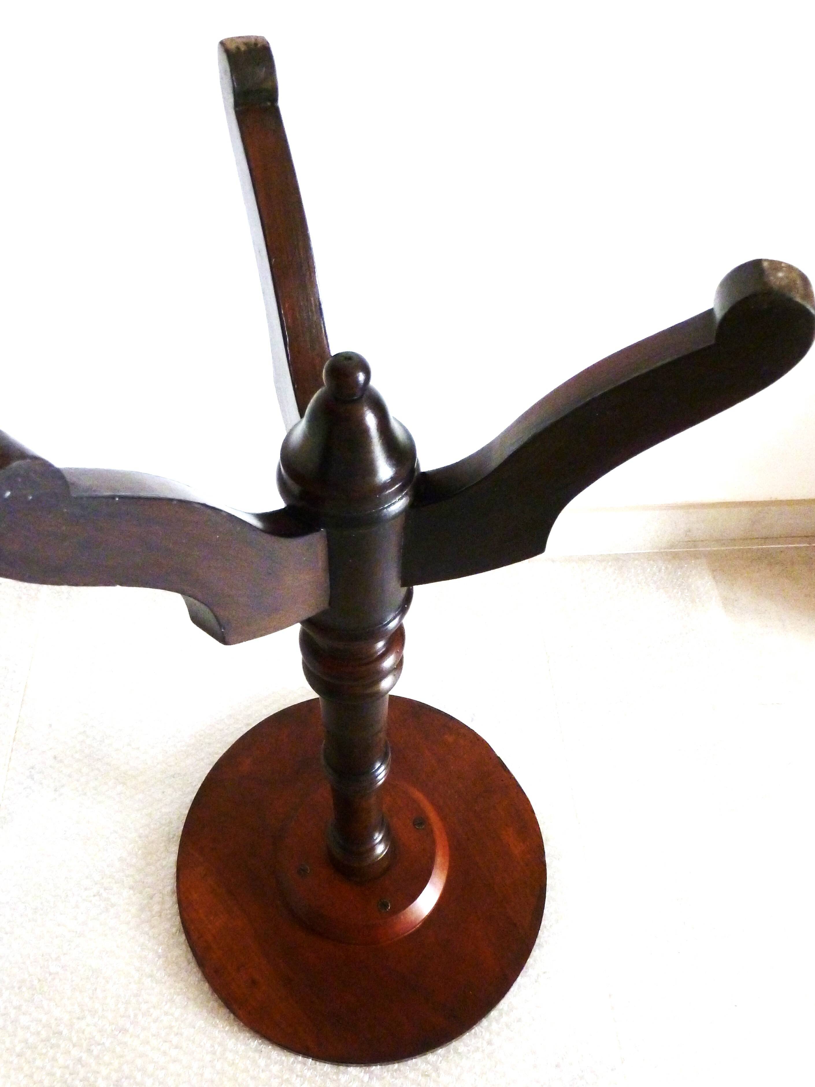 Salon table, plant stand table, plant support table.