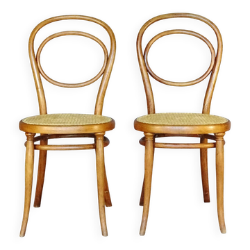 Two N°10 chairs by Thonet 1870 in light walnut.