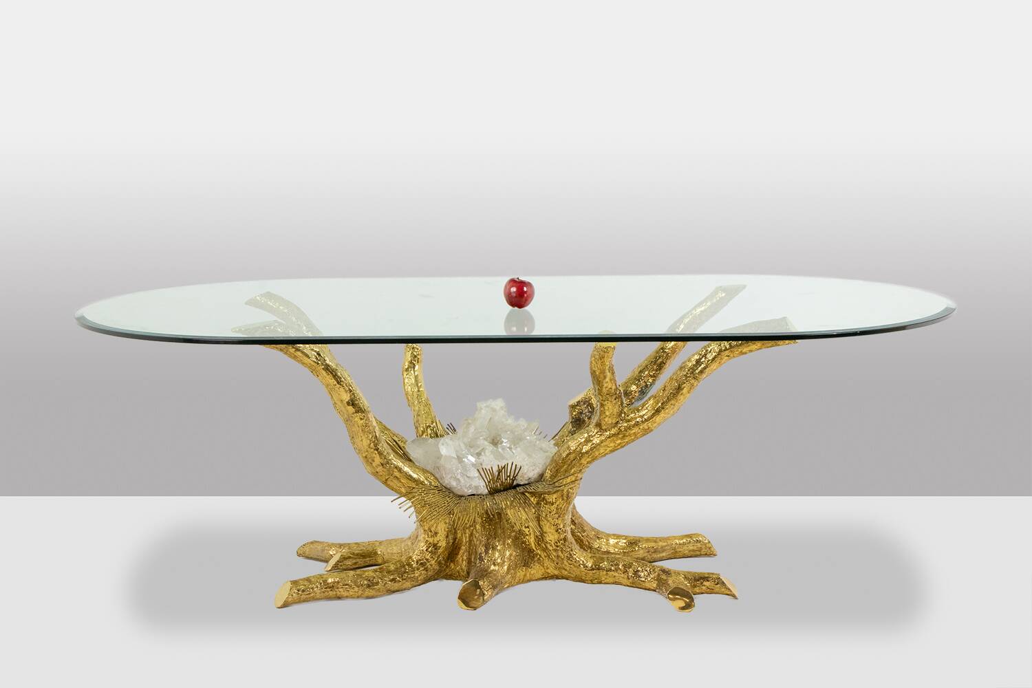Pierre Duval Brasseur. Table de salle à manger en laiton doré. Vers 1970.