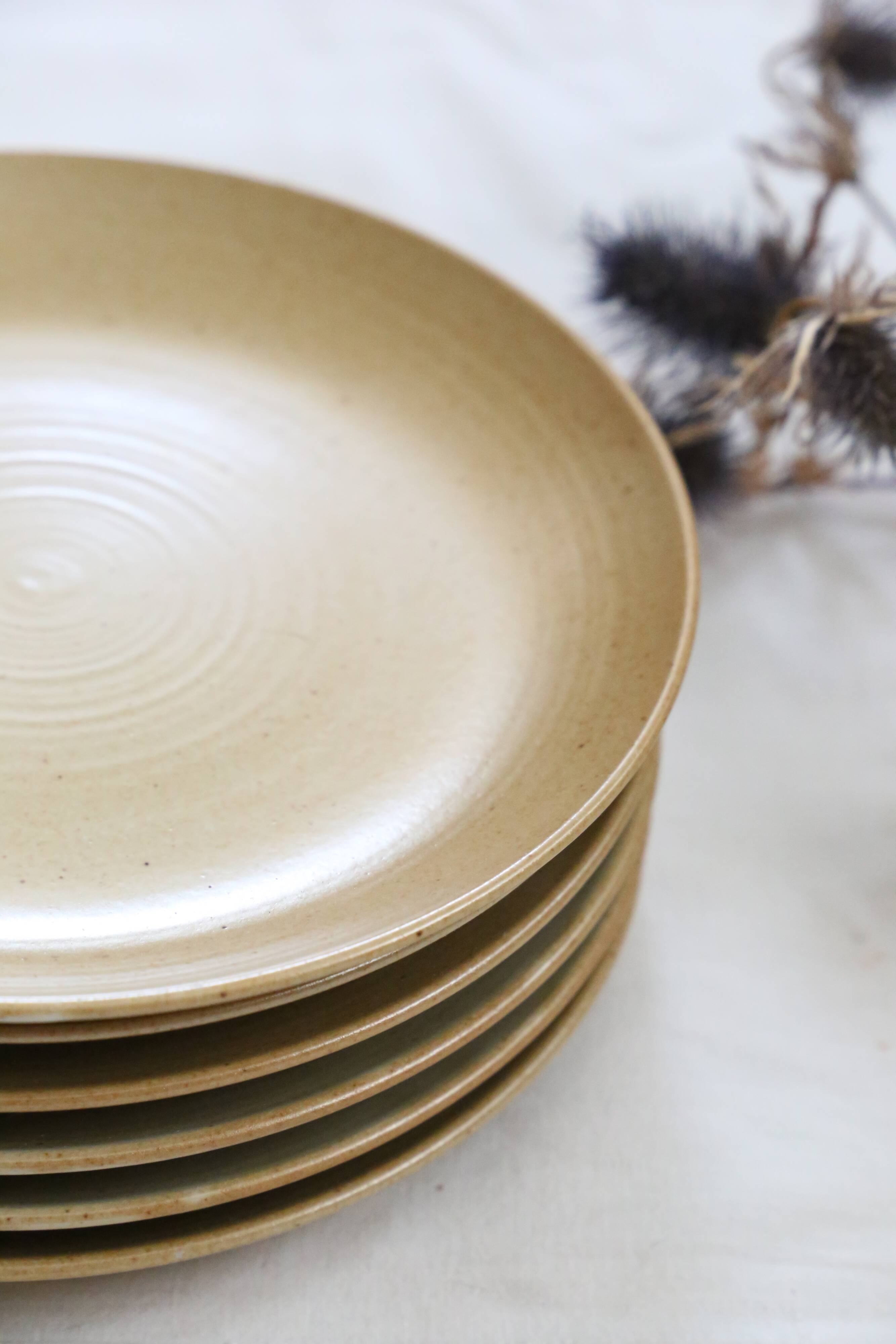 Set of 6 flat plates in sandstone, Sandstone village, vintage French