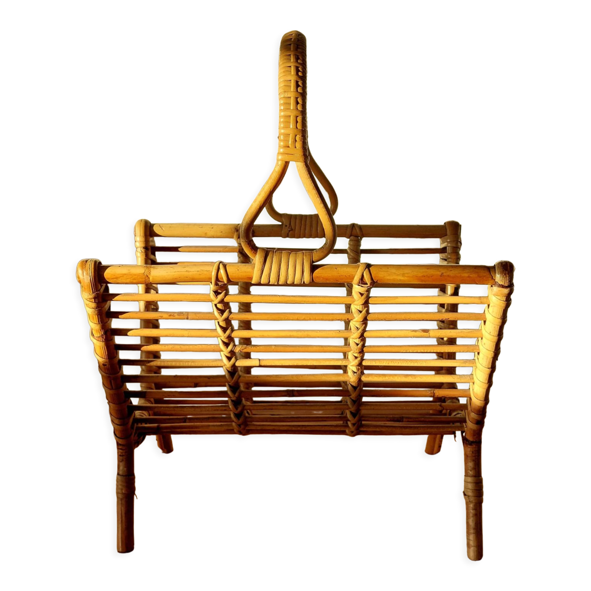 Porte-revues en rotin artisanal 1960.