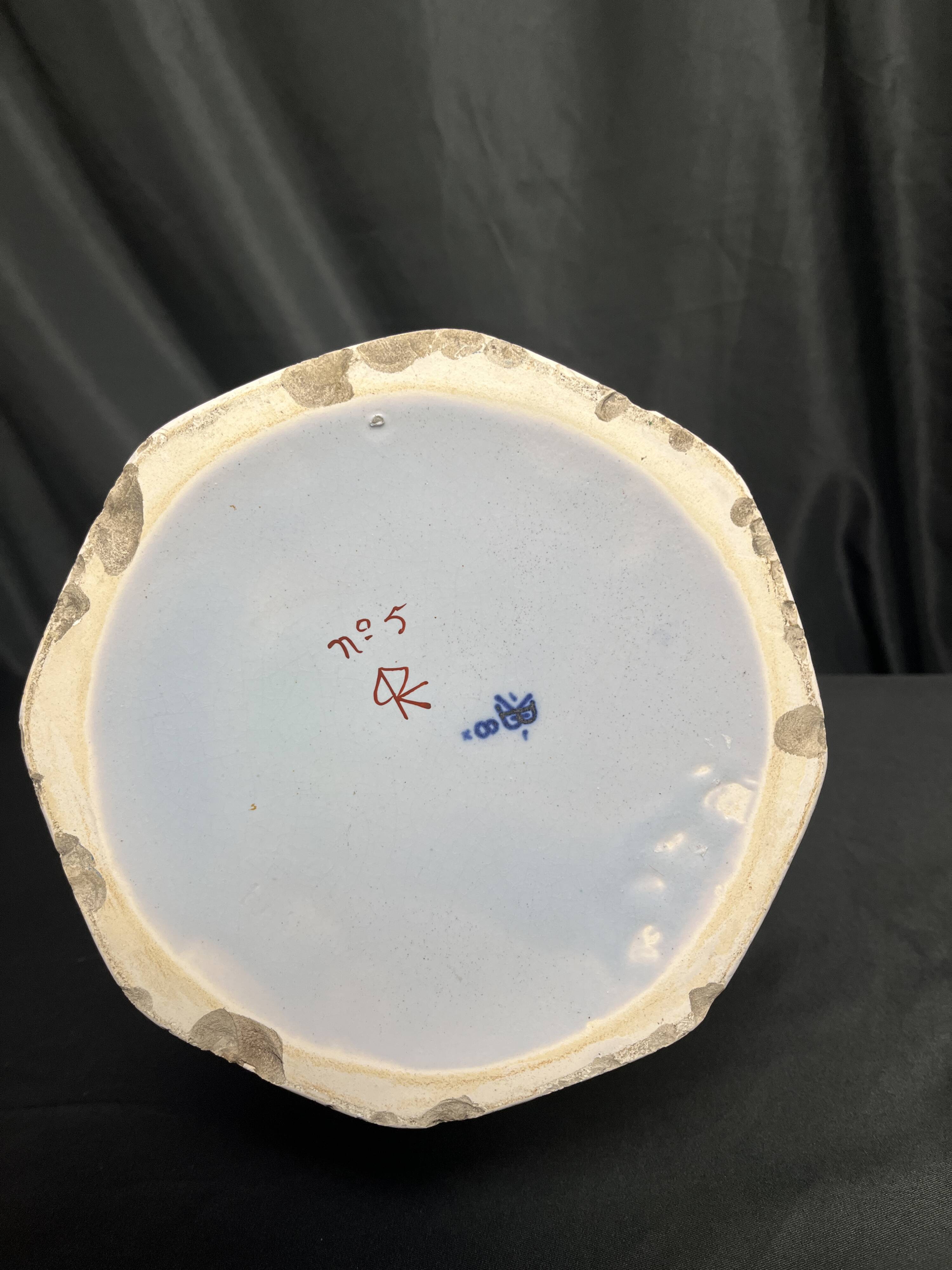 Delft, important vase pans coupés faïence émaillée XIXème