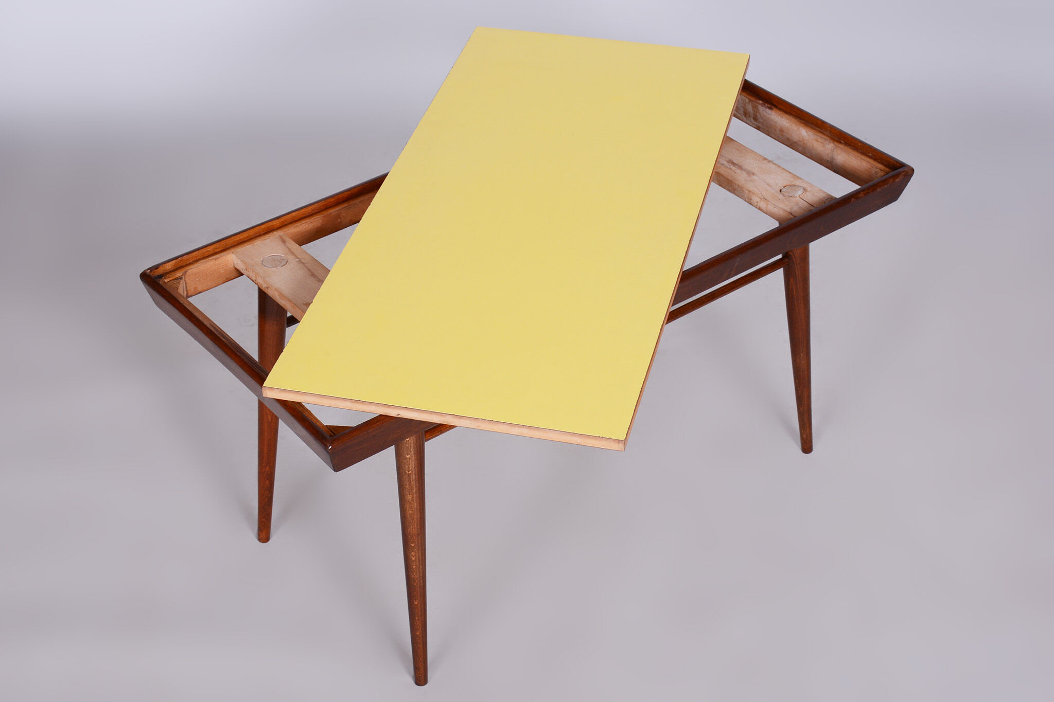 Table basse, plateau pivotant, hêtre, Umakart, Tchéquie, années 1950