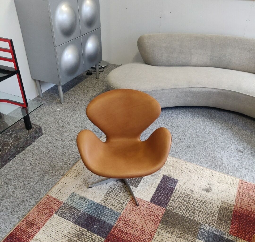 Arne Jacobsen Swan chair by Fritz Hansen