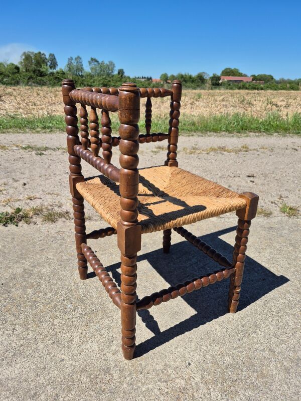 Chaise d'angle rustique néerlandaise vintage en chêne tourné à bobines avec assise en paille.