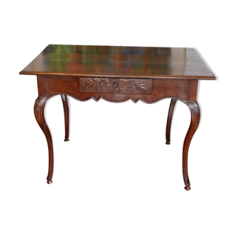 Table provençale d'époque Louis XV en noyer sculpté 98 x 82 cm