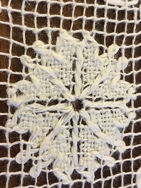 Old napperon in knotted and hand-embroidered fillet