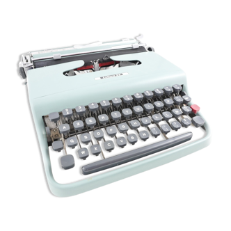 Olivetti Lettera 22 pastel blue Vintage typewriter