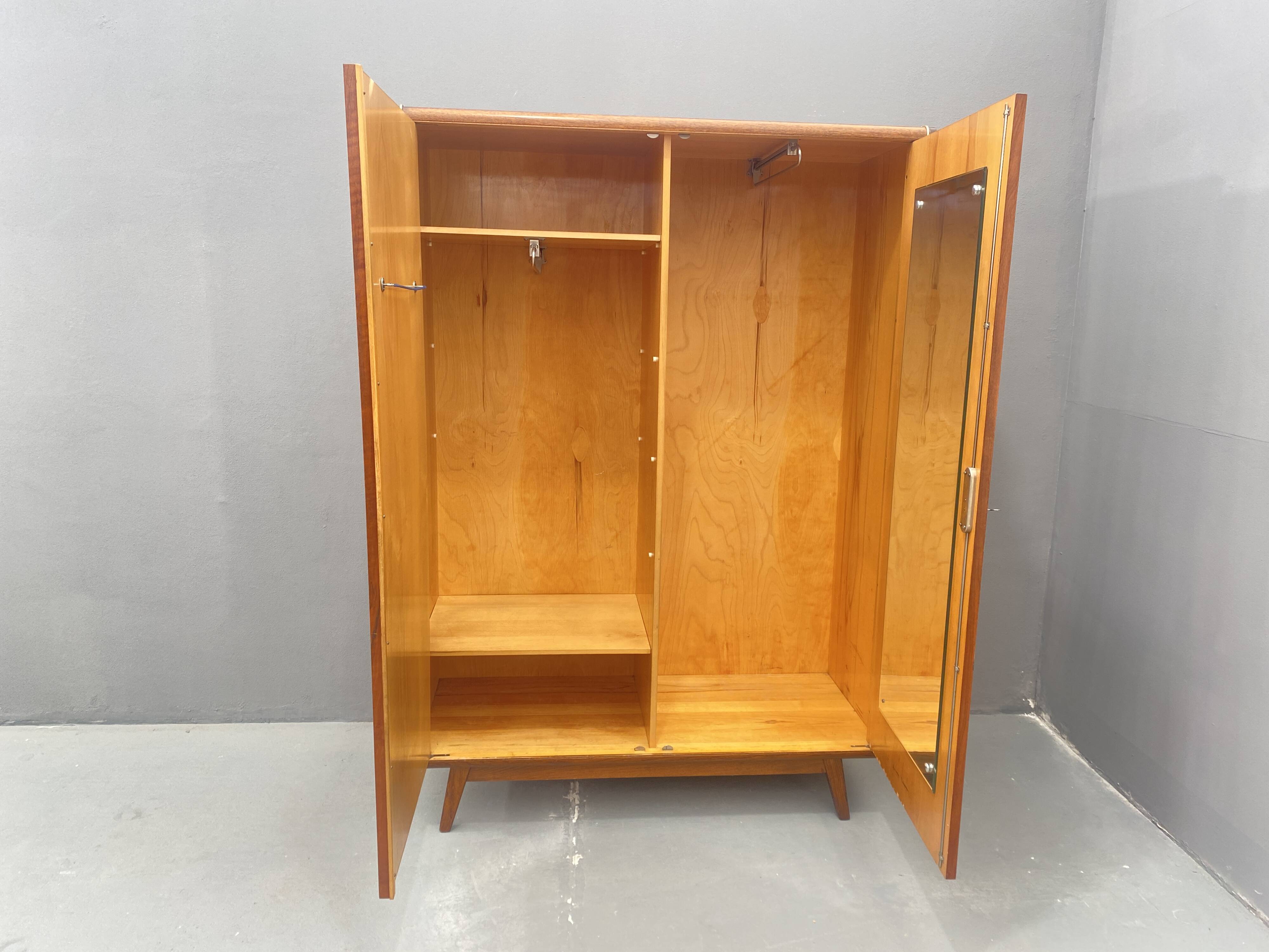 Armoire en noyer de Jitona, années 1970, Tchécoslovaquie
