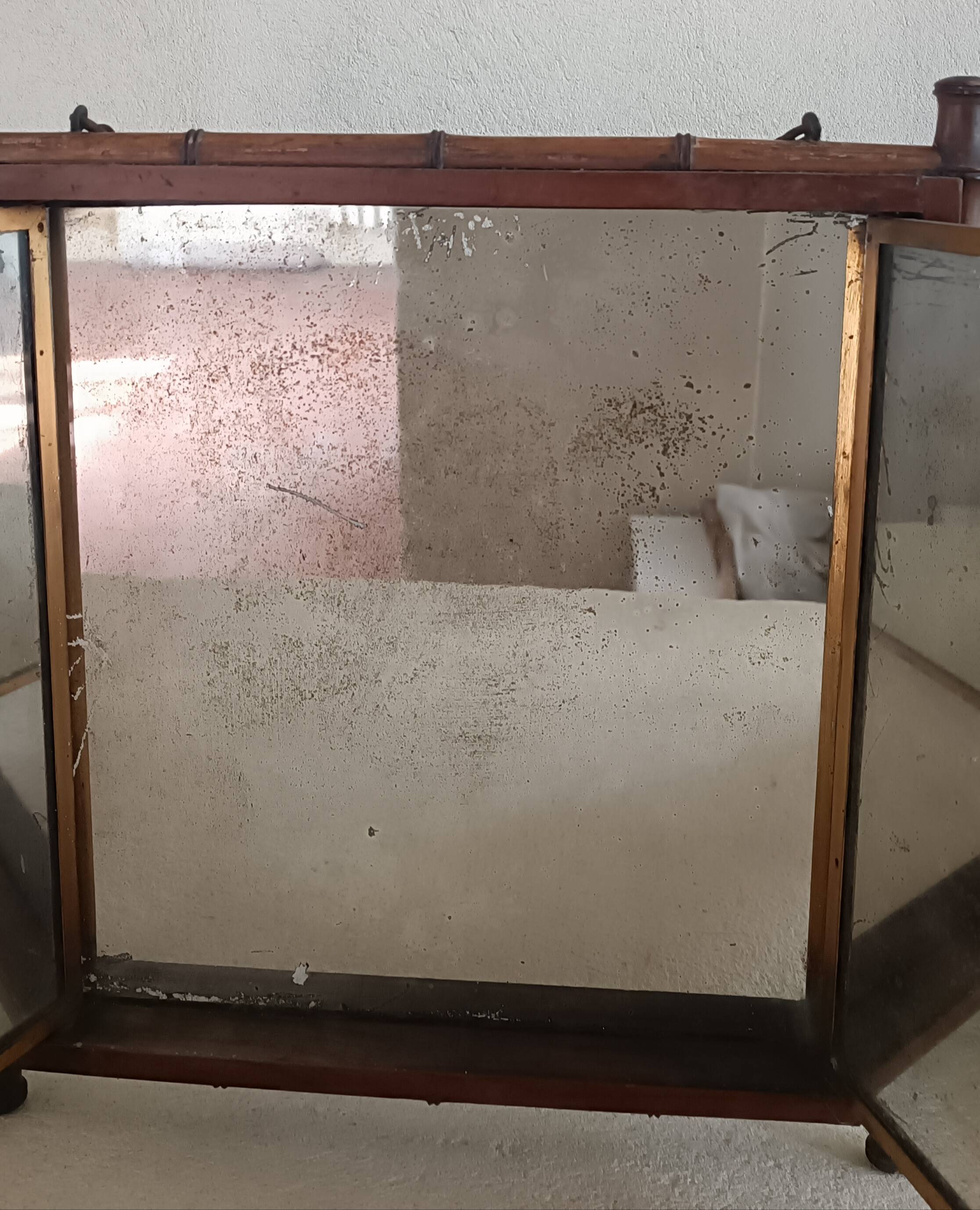 Barber's triptych mirror