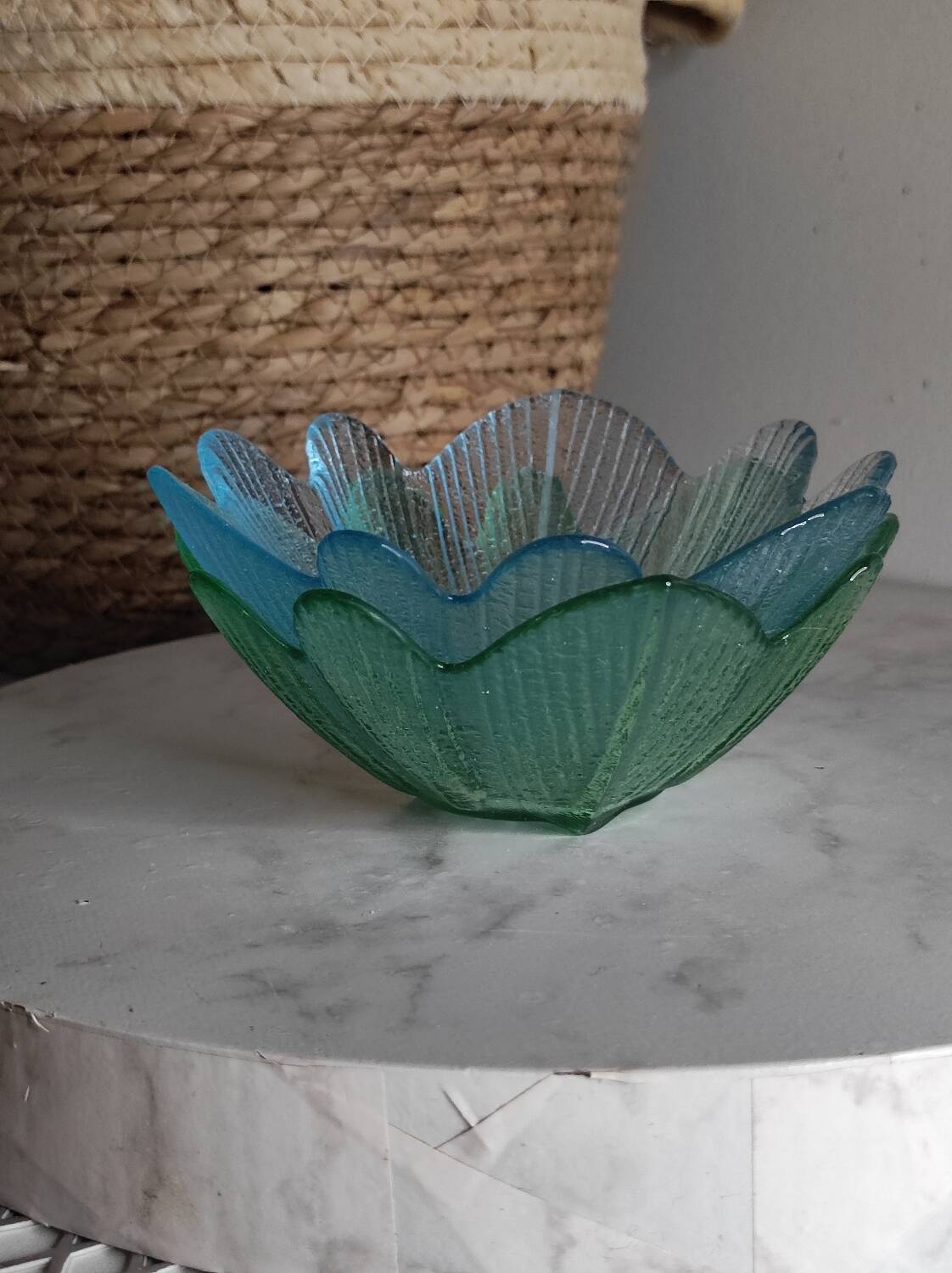 Flower-shaped glass bowls