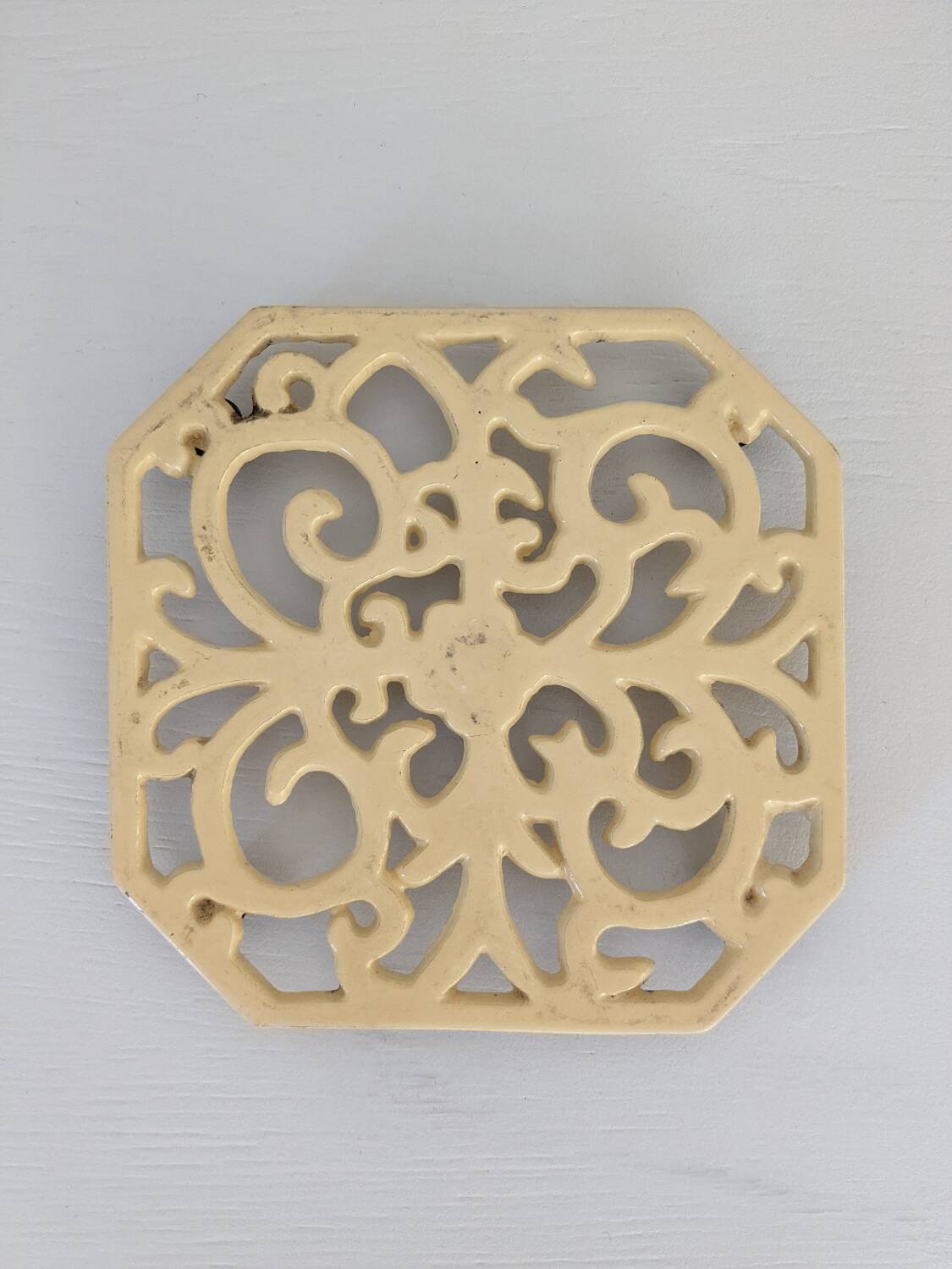 Enamelled cast iron trivet