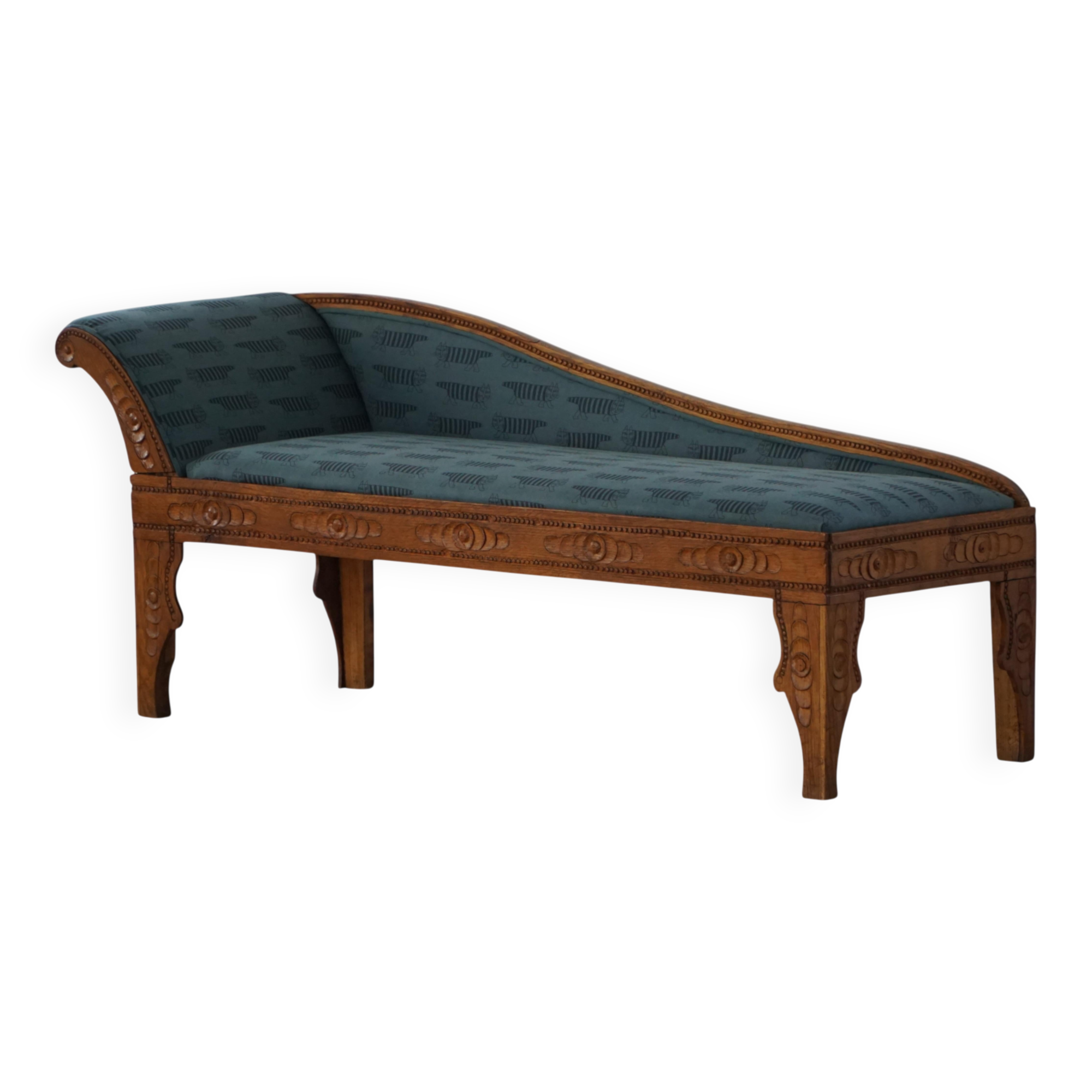 Danish Art Nouveau chaise longue in oak and "Mikey" upholstery by Lisa Larson, 1920s.