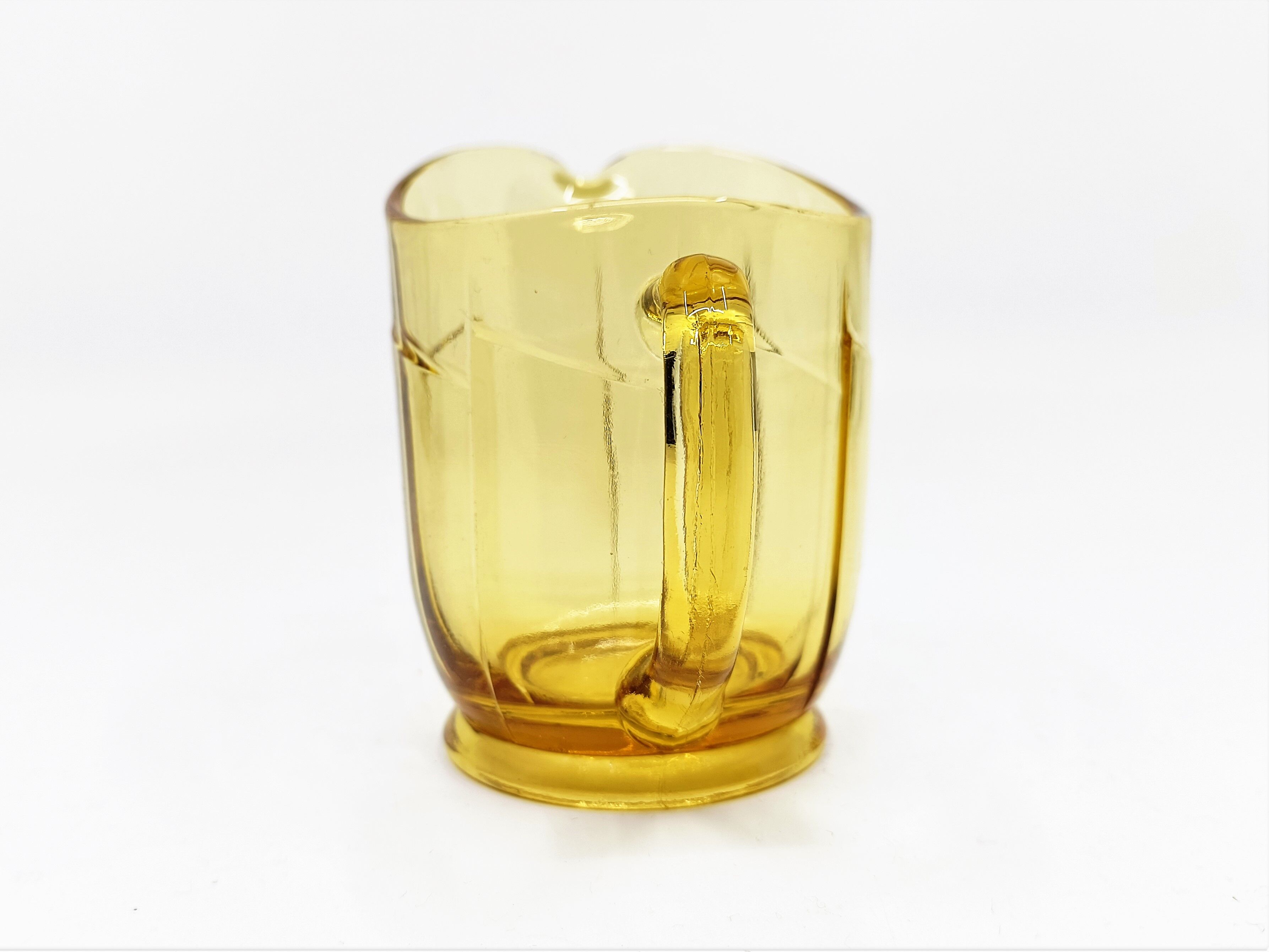 Petit pichet en verre jaune ambré de style art déco