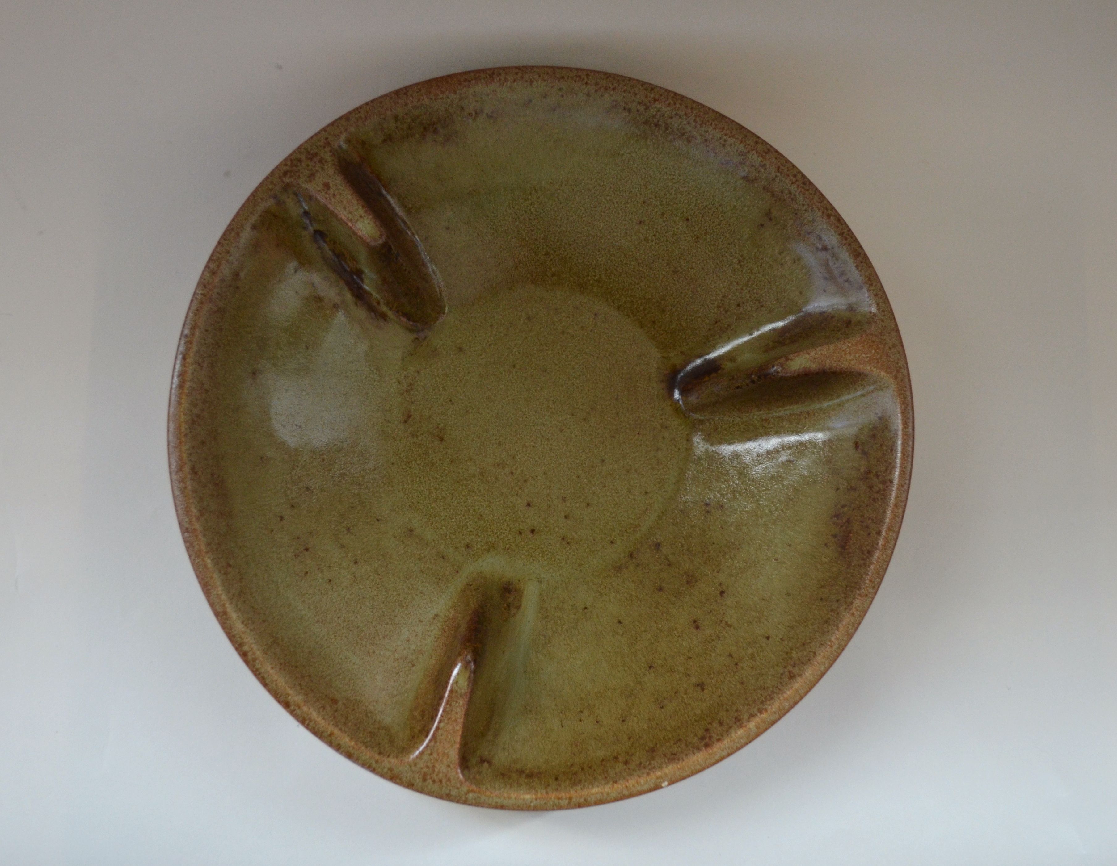 Sandstone fruit basket by Jean Varoqueaux- Plat La Poterie Périgordine
