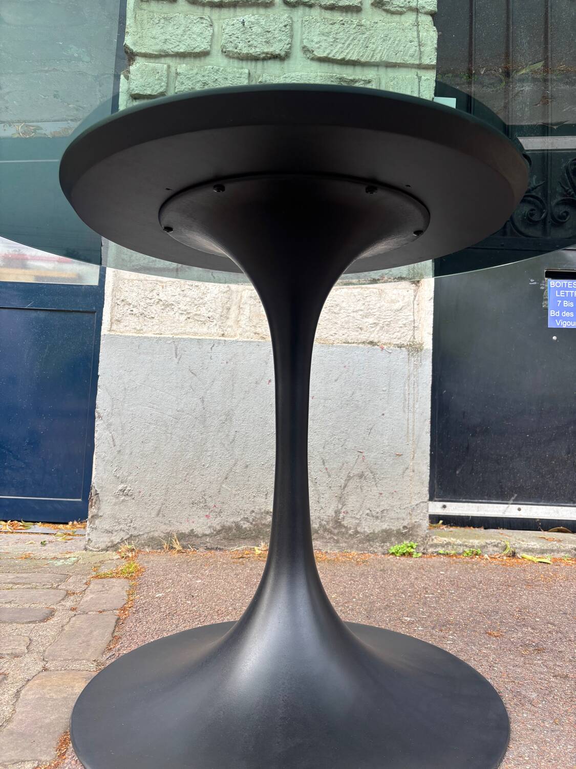 Round table with tulip base