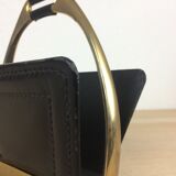 Porte lettres Longchamp en cuir noir et métal doré, années 50
