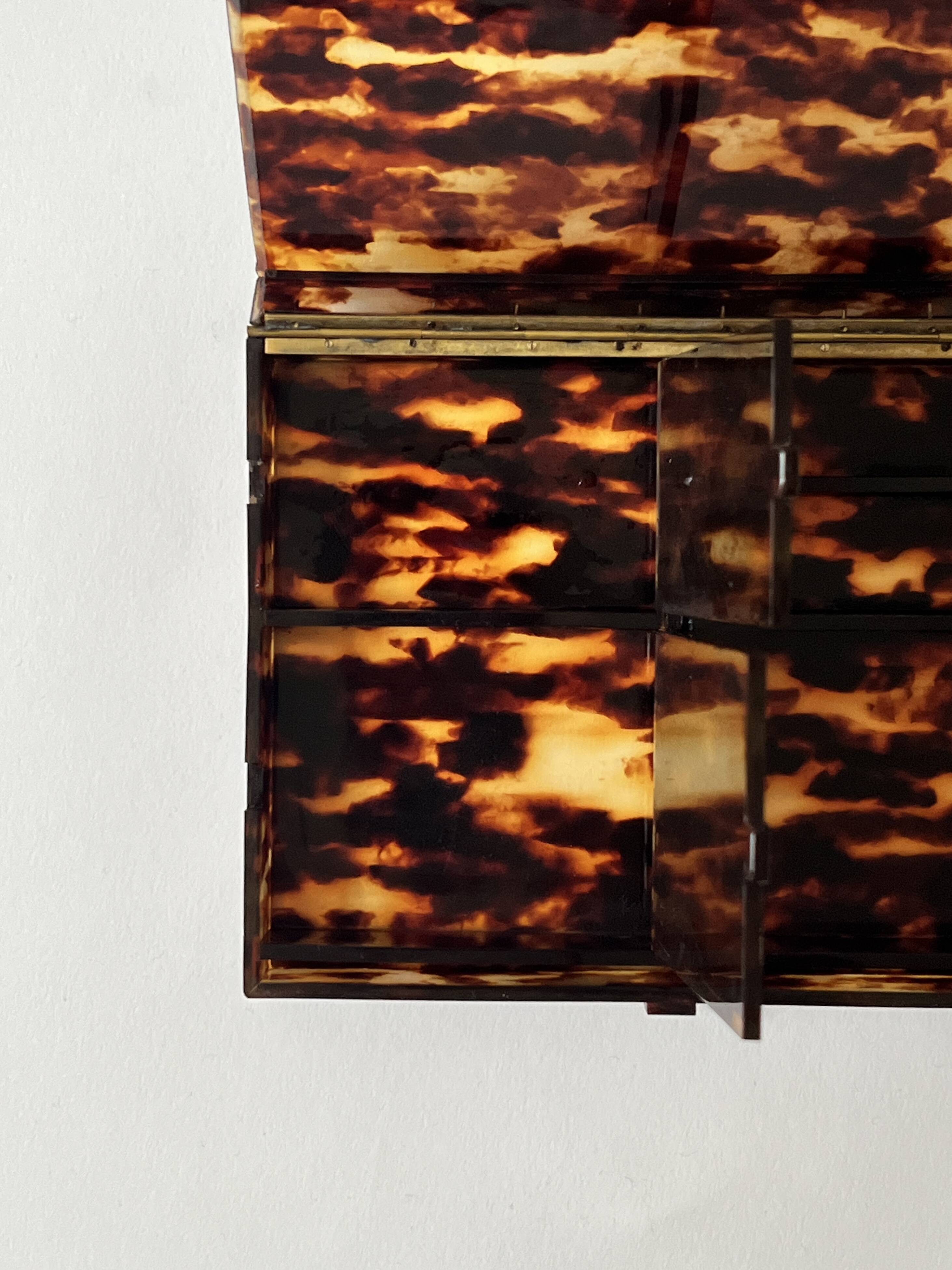 Tray - box with a lid in tortoiseshell plexiglass, 1970s design.