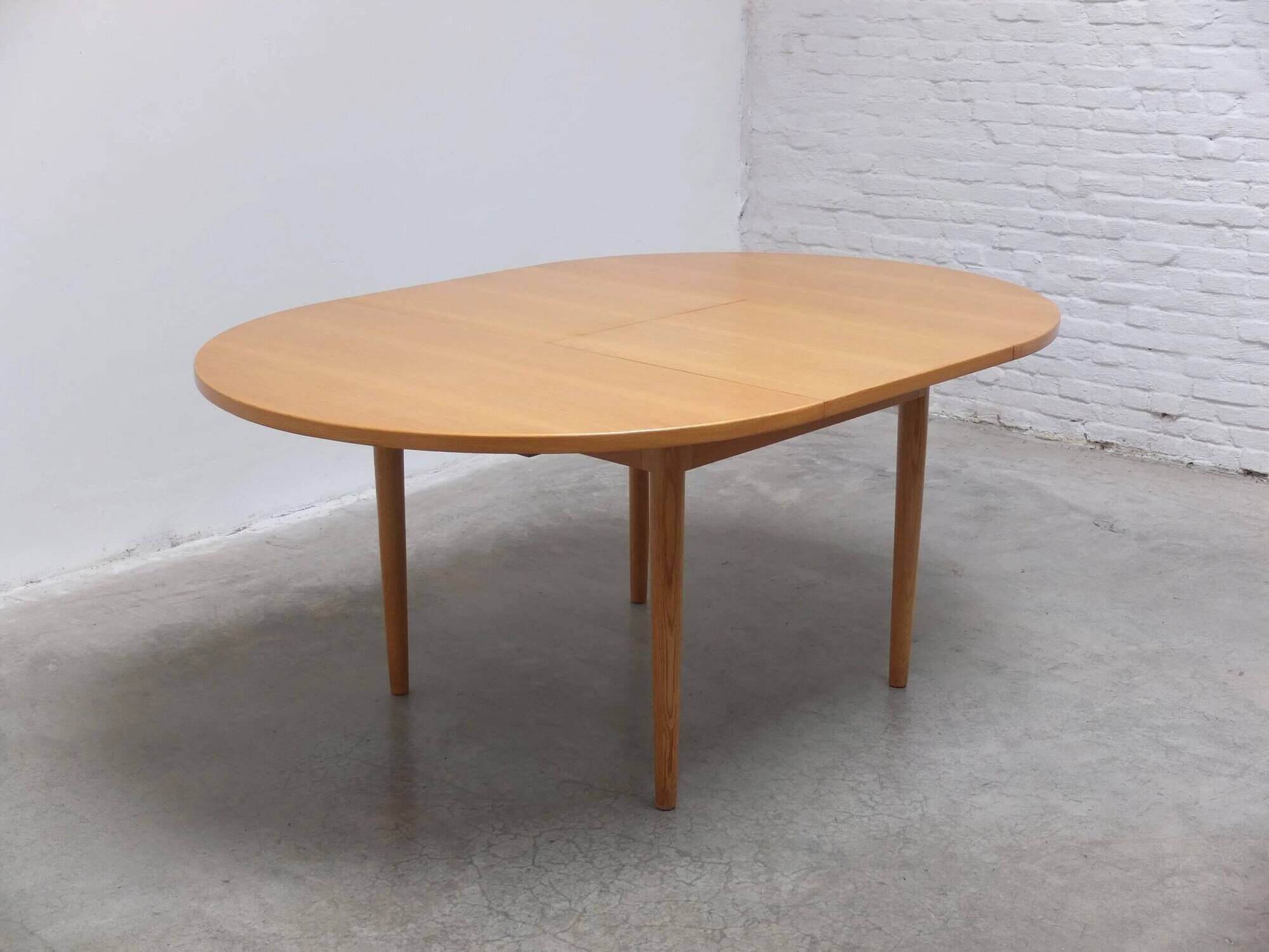 Round extendable dining table in oak by Van Den Berghe-Pauvers, 1970s