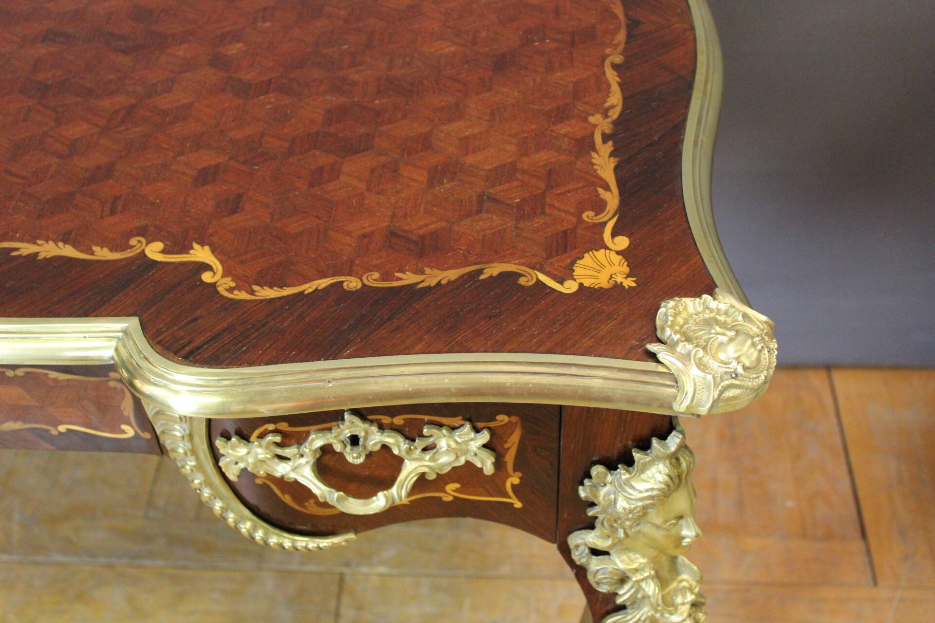 Bureau Louis XV en Marqueterie et Bronze d'époque XIX