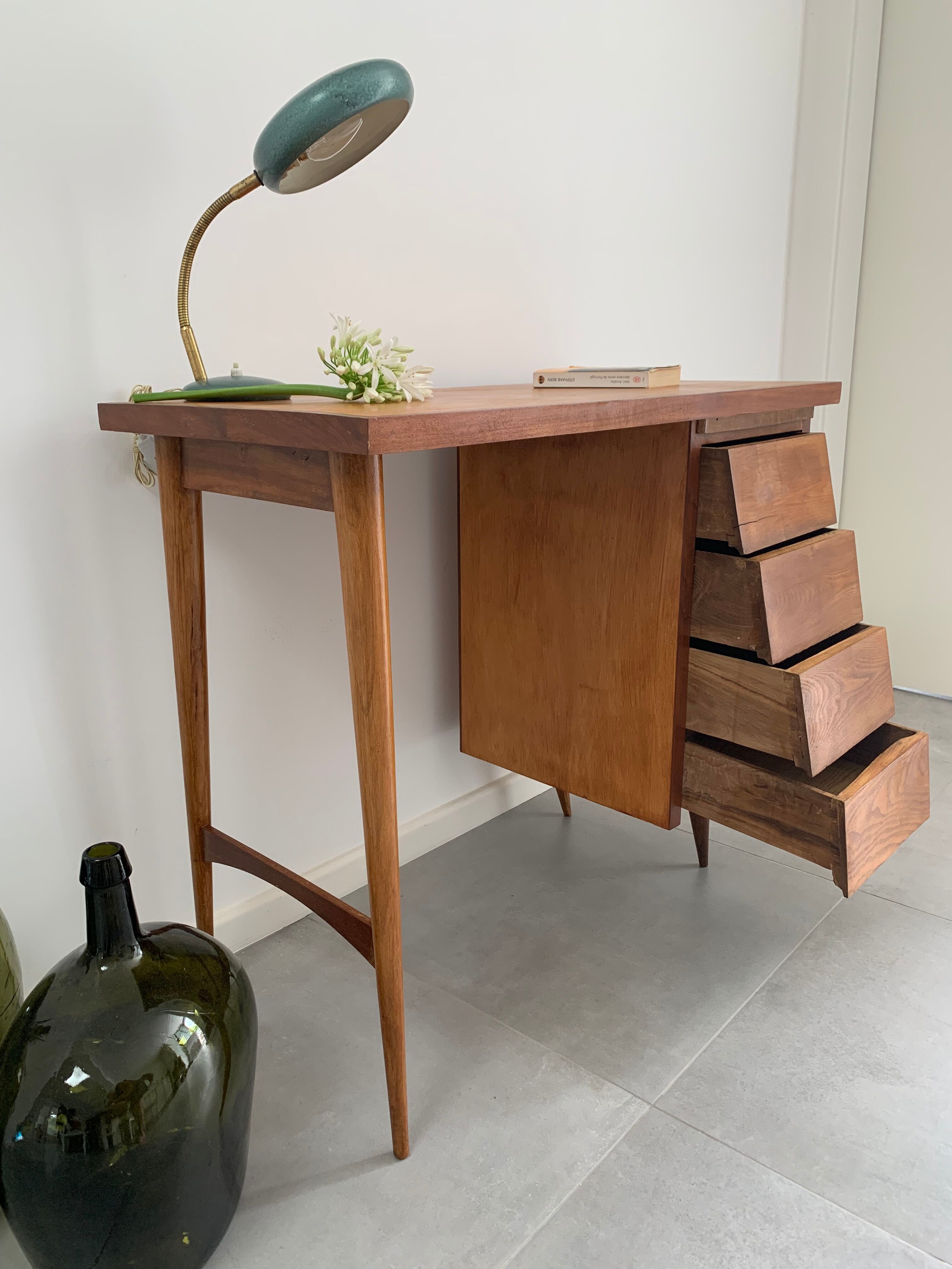 Desk with tapered feet