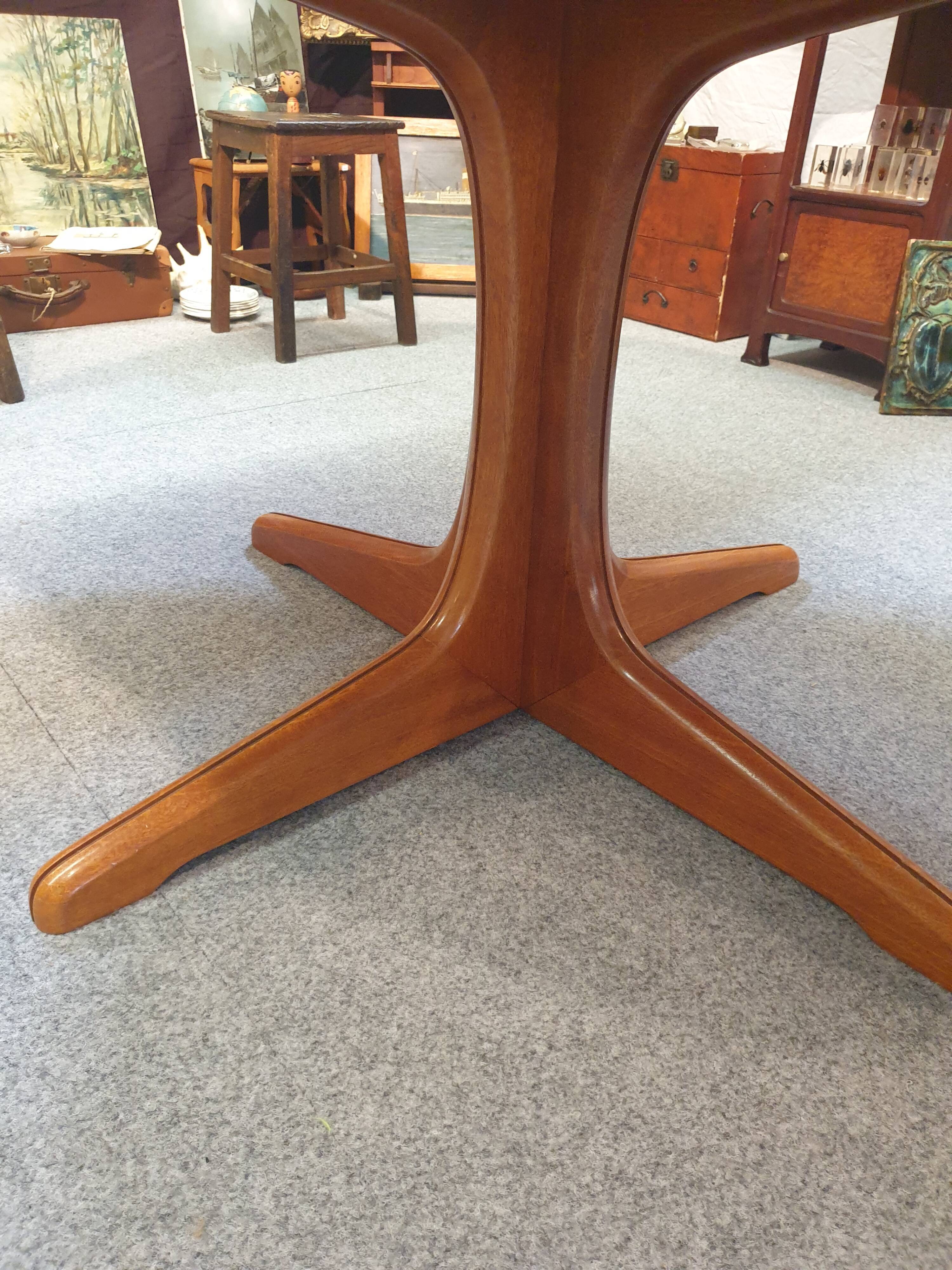 Table scandinave