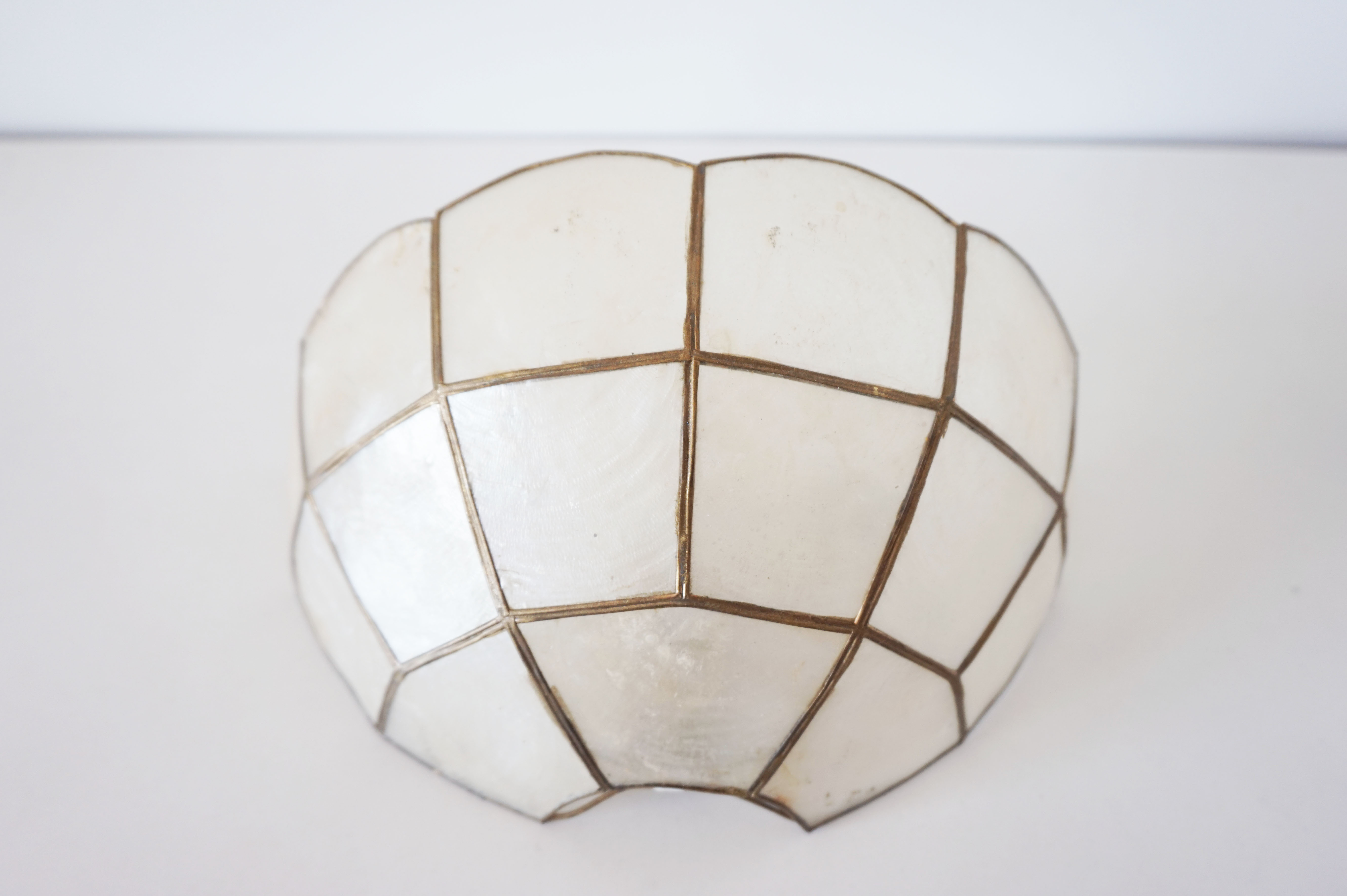 Mother-of-pearl shell shape wall lamp