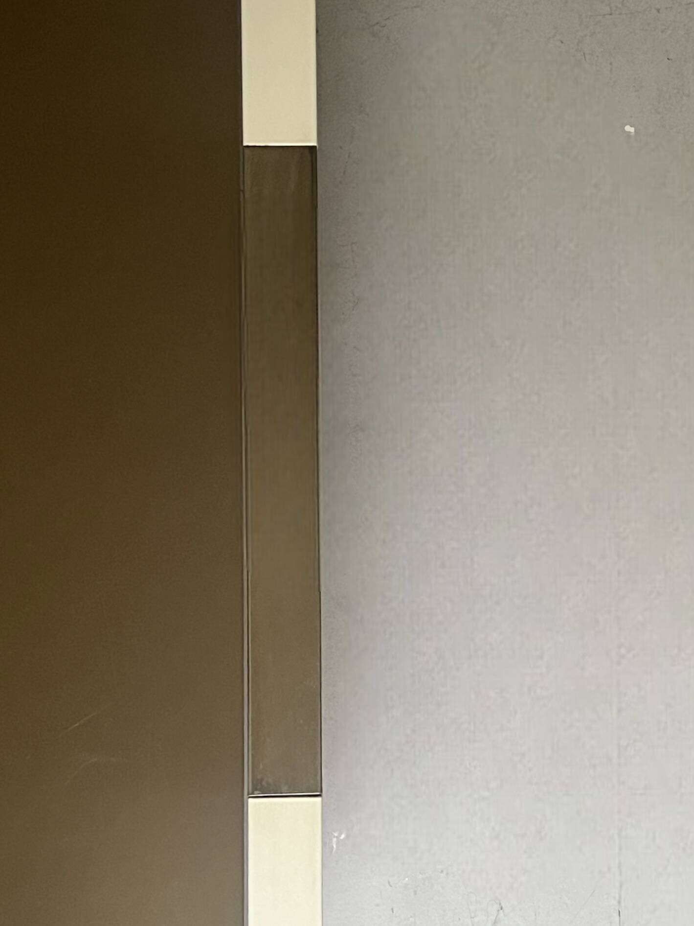 Rectangular coffee table with rounded edges, lacquered metal, brass & smoked mirror, 70s design.