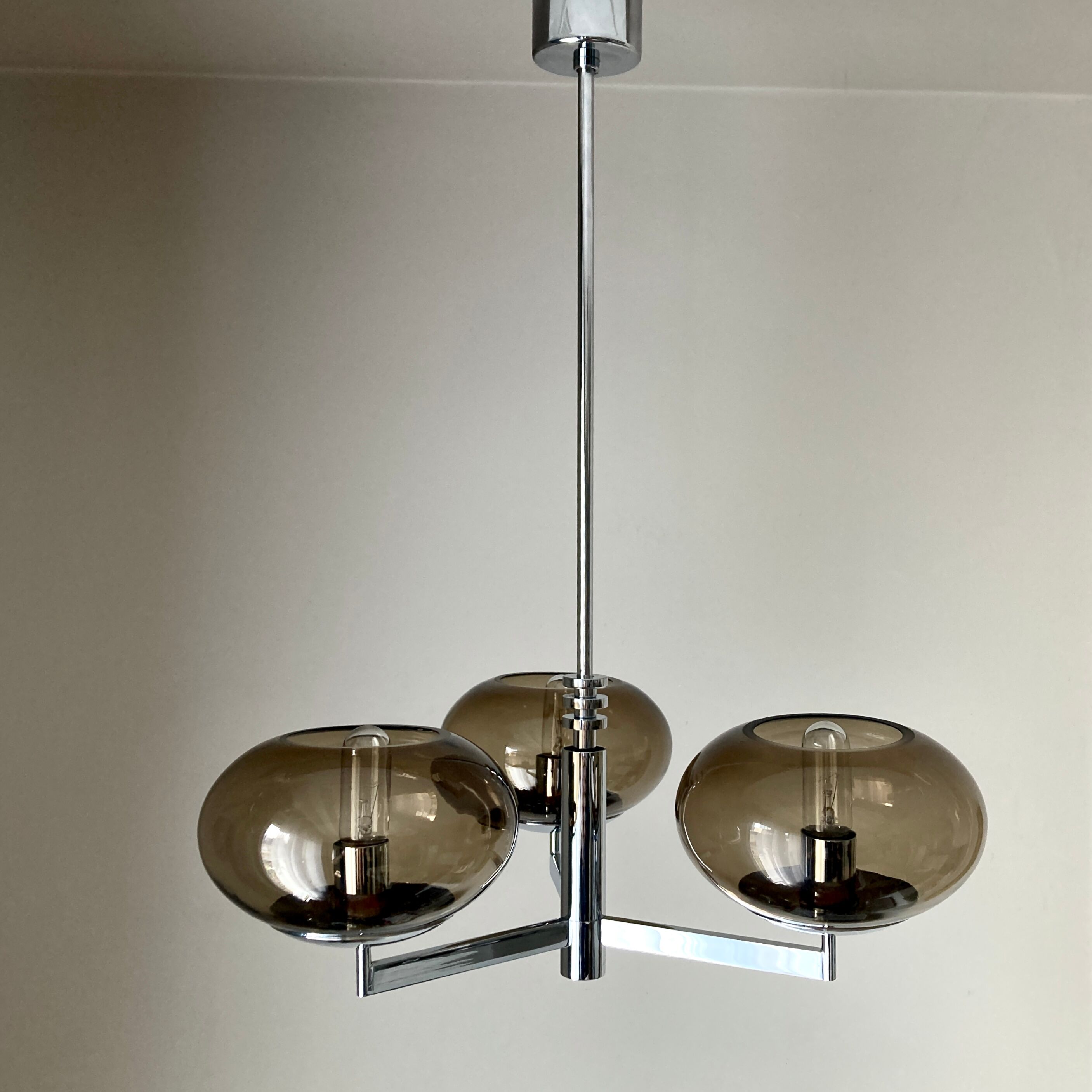 Chandelier Sciolari chrome and smoked glasses 3 lights. 1970